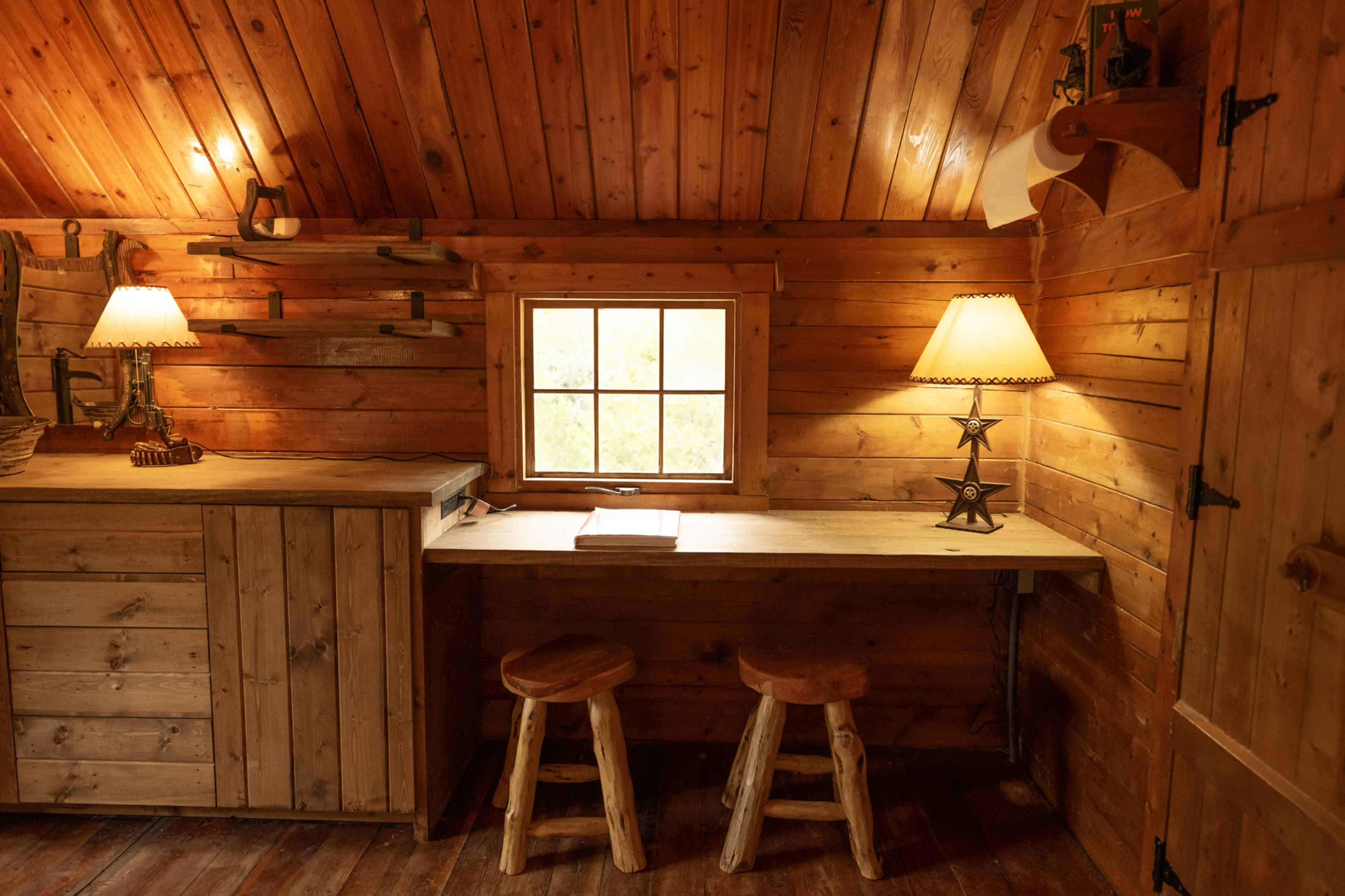 LITTLE ARTIST CABIN W/AUTHENTIC CLAWFOOT TUB Image in , Fort Worth, TX