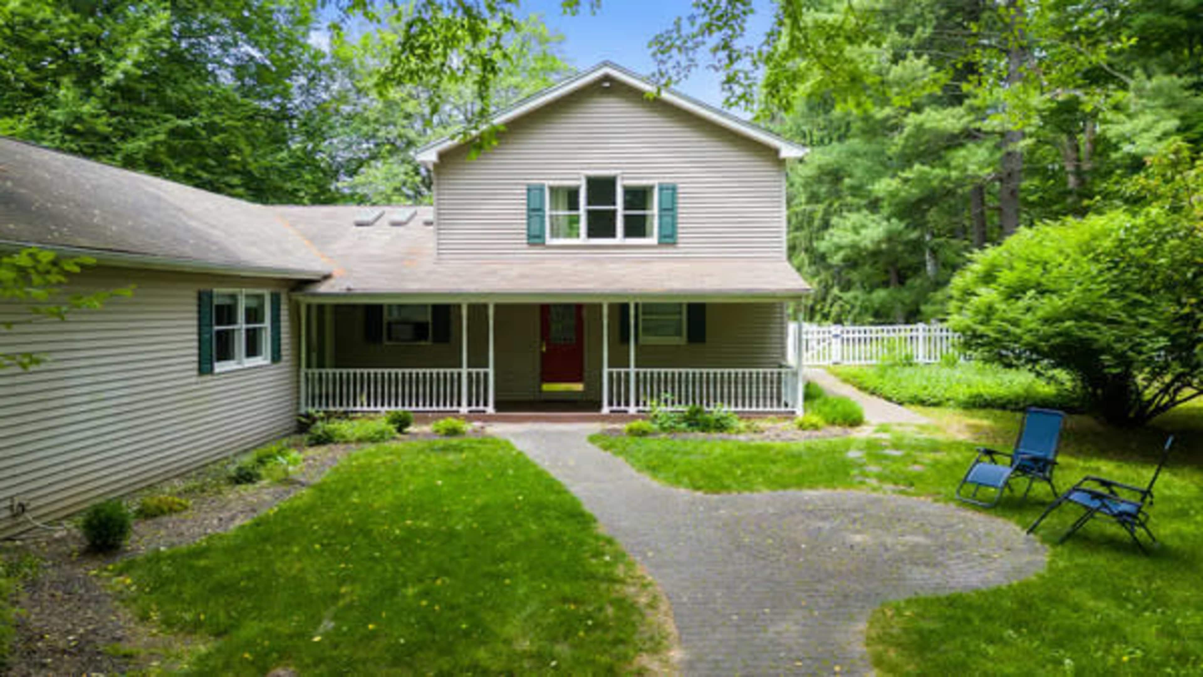 Big Yard, Pool, Fire Pit & Billiards! Image in Ramapo, Suffern, NY