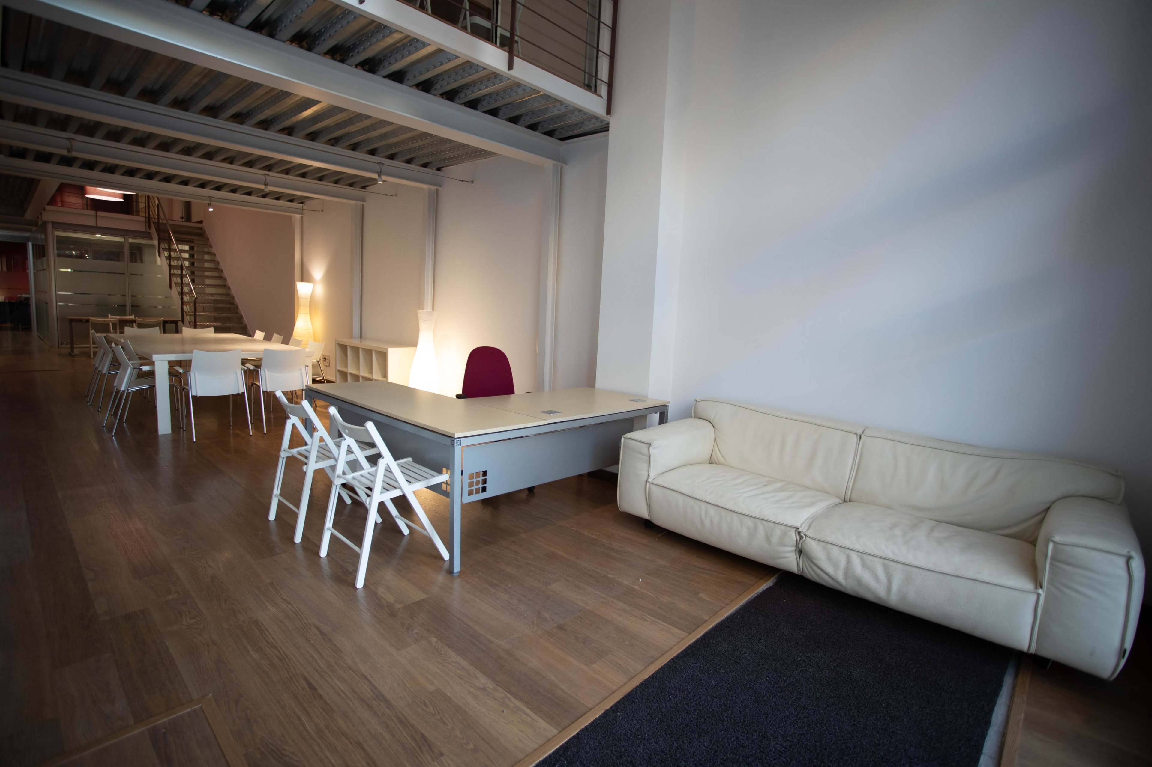 Hall polivalente diáfano acristalado en el centro de Barcelona Imagen en Fort Pienc, barcelona, B