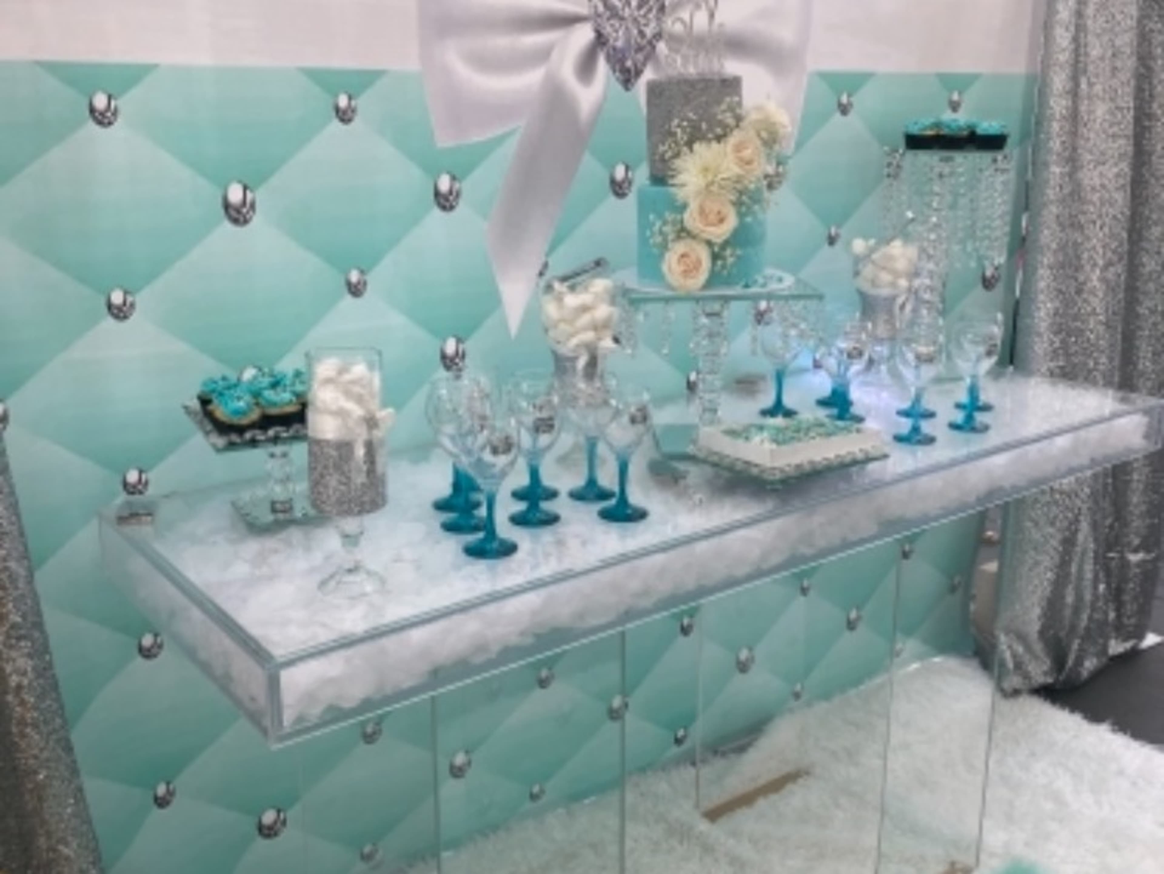 Sweetheart acrylic table