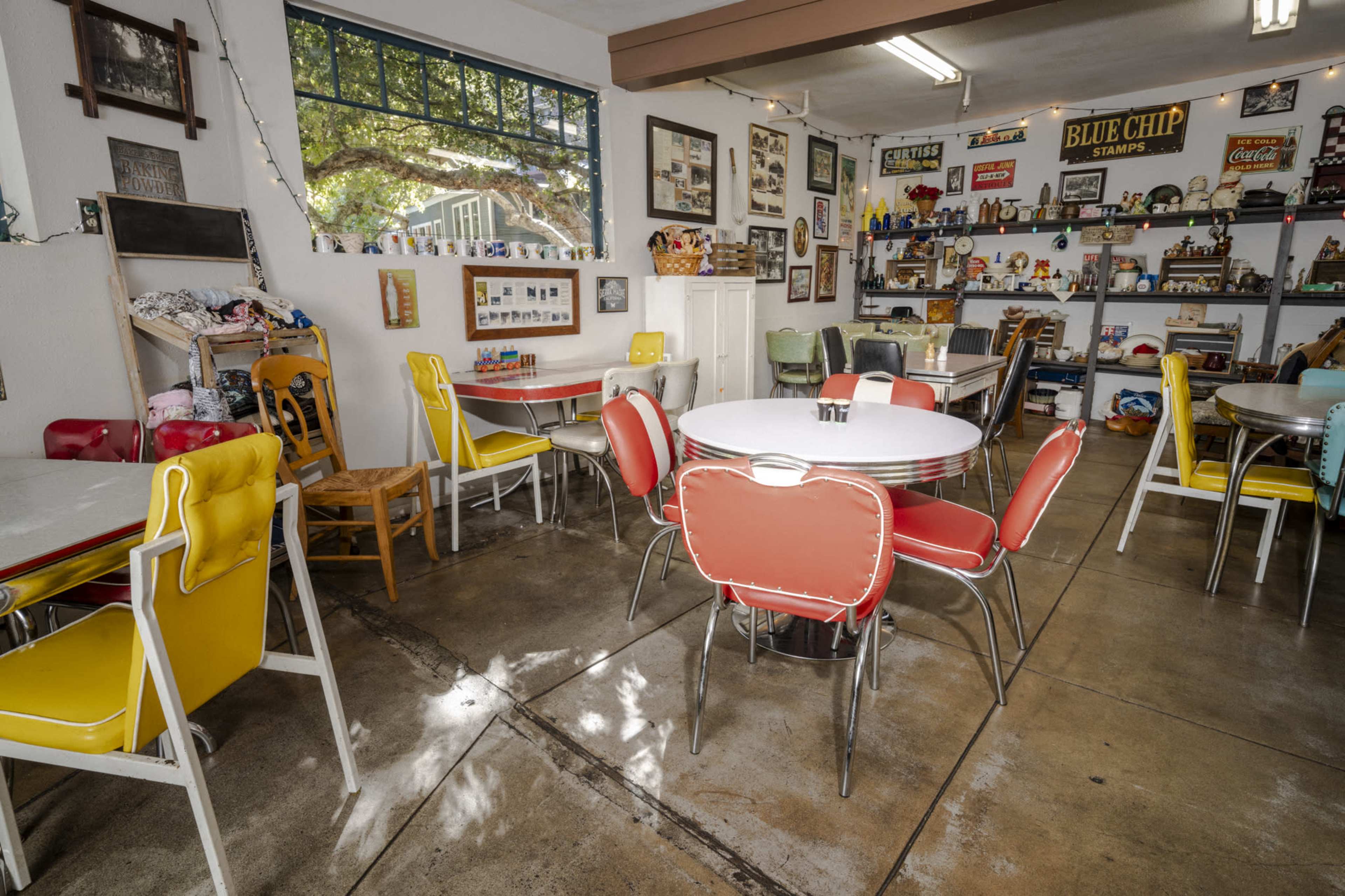 Cozy Retro Market Image in Sierra Madre, Sierra Madre, CA