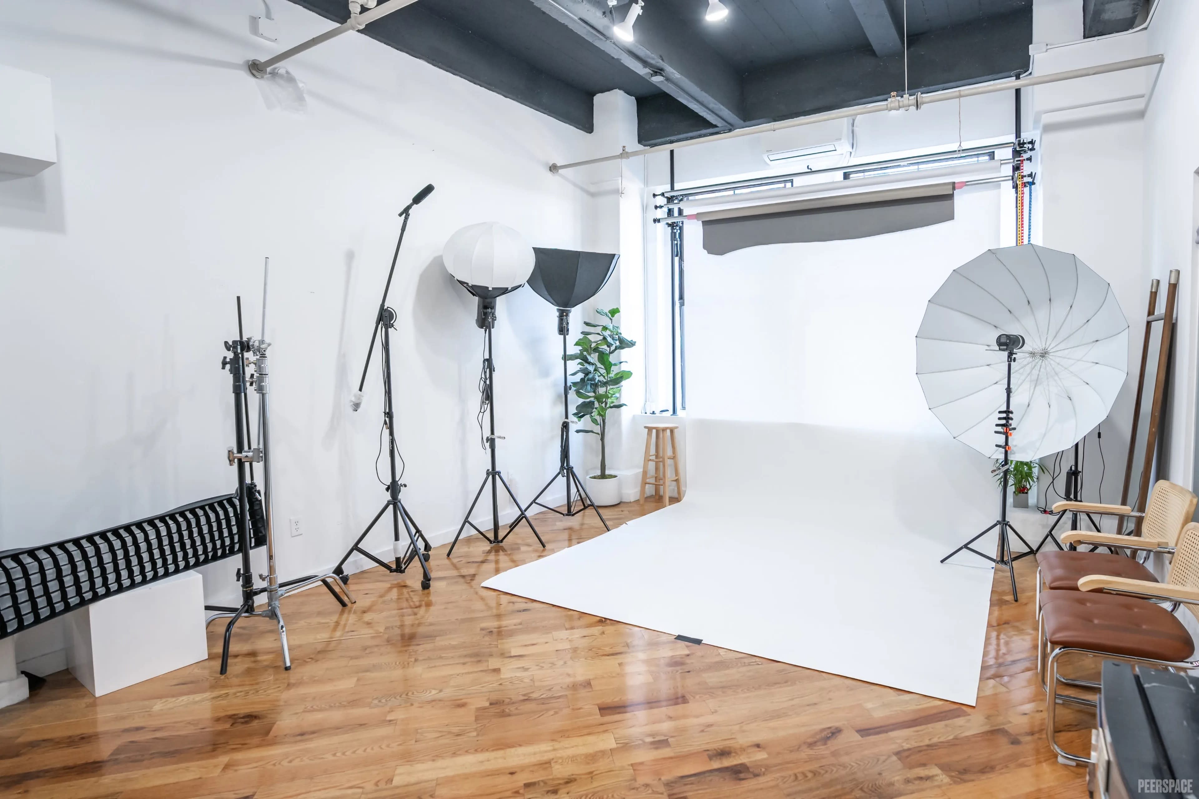 Sunny Downtown Brooklyn Photo Studio with Skyline Bridge Rooftop Views Image in Dumbo, brooklyn, NY