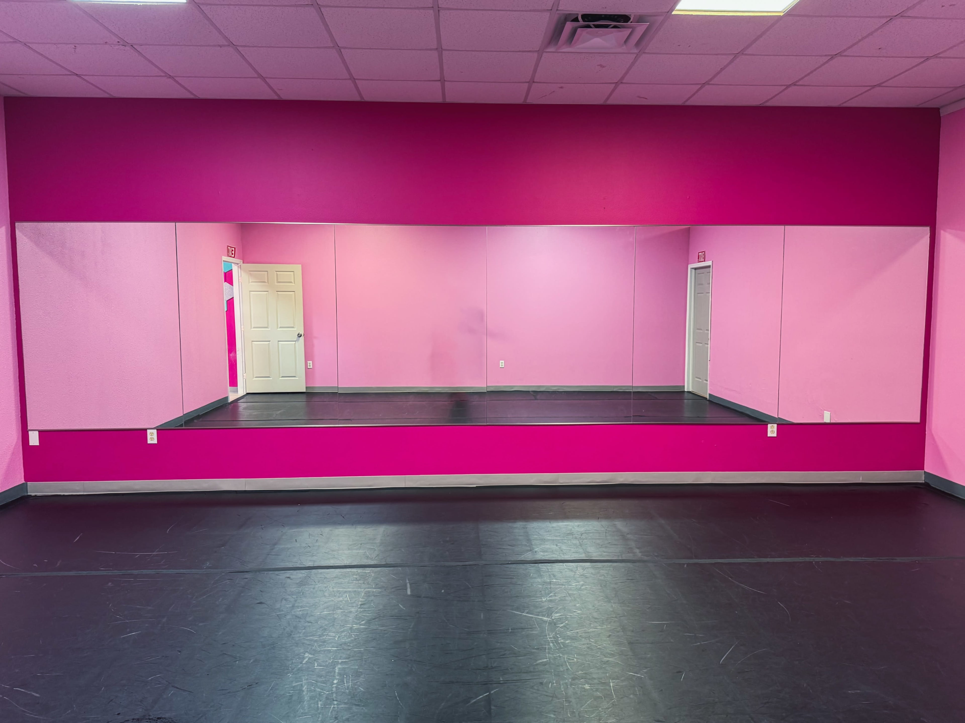 Creative Studio with Mirrors, Flat Flooring & On-Site Amenities Image in , Kissimee, FL