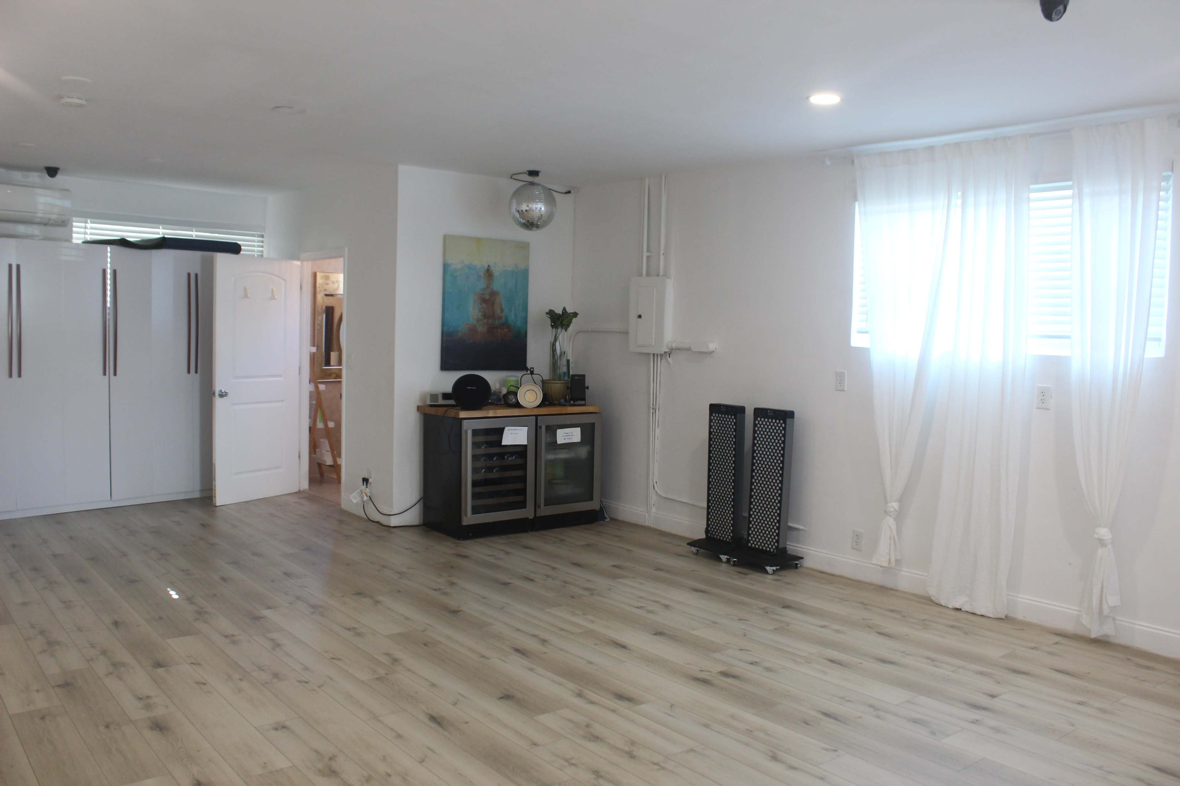 Luminous Blank Canvas Studio Image in East Fort Lauderdale, Lauderdale by the Sea, FL