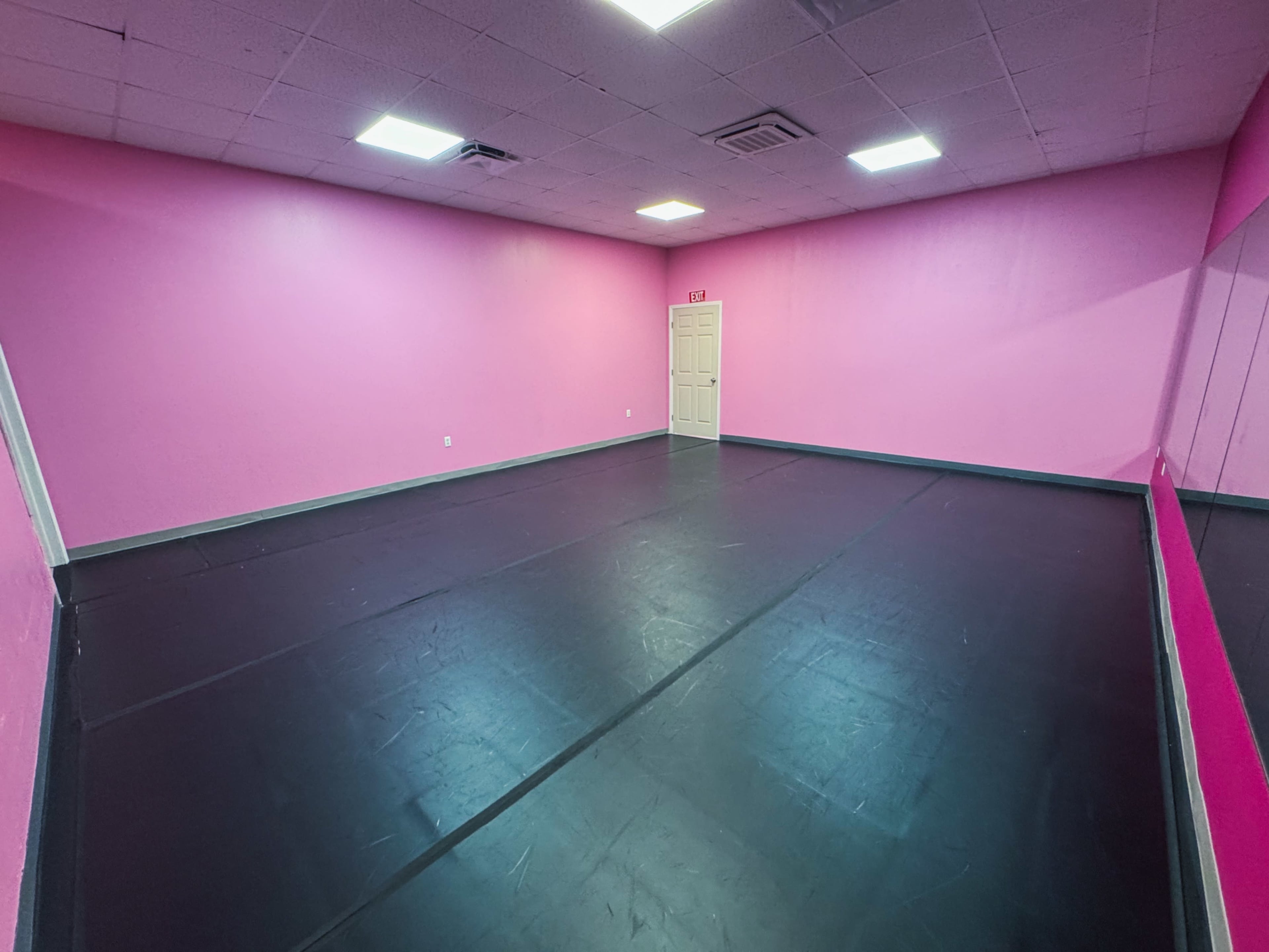 Creative Studio with Mirrors, Flat Flooring & On-Site Amenities Image in , Kissimee, FL