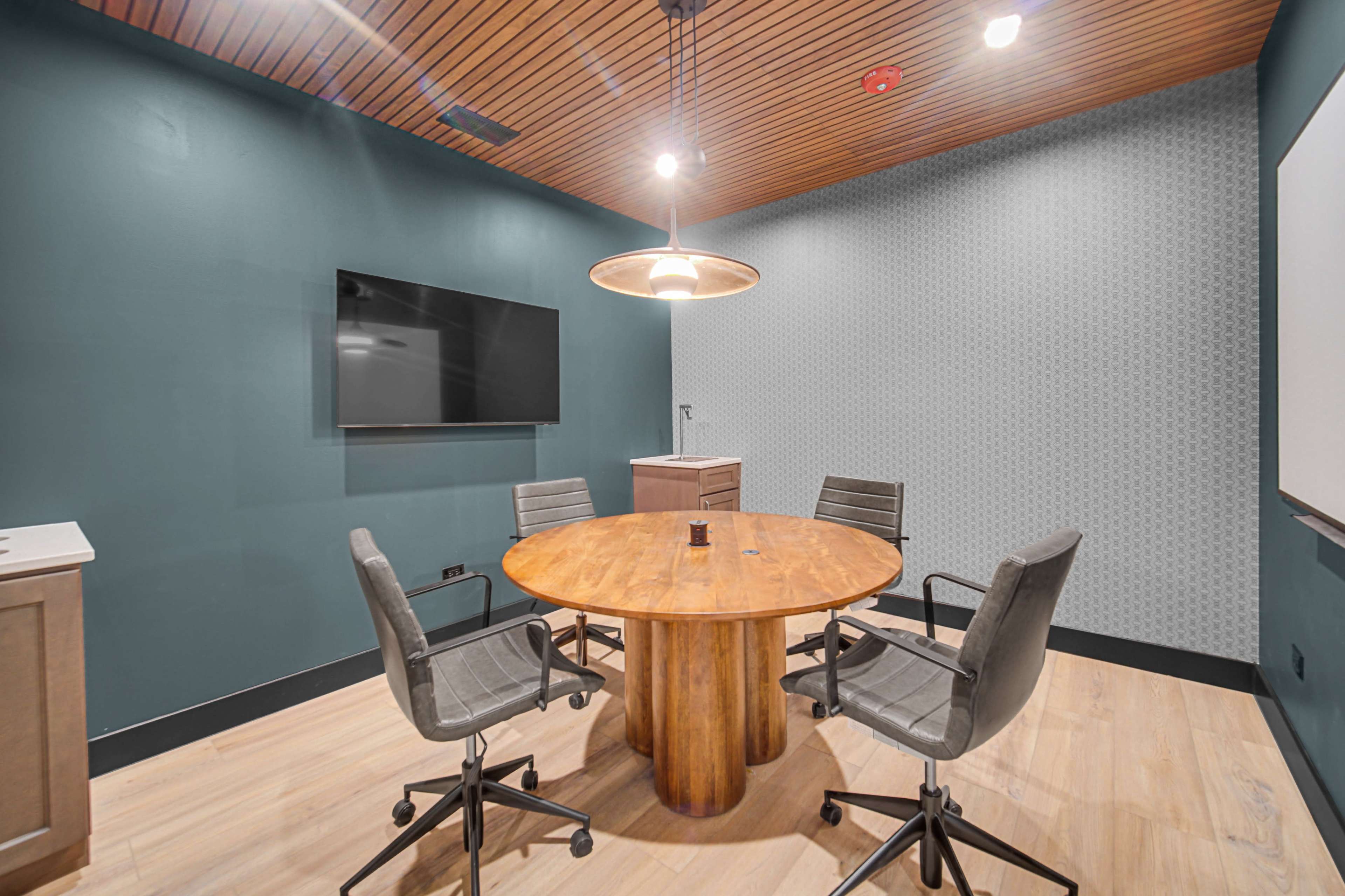 CLASSY MODERN 4-PERSON HUDDLE ROOM in downtown Libetyville Image in Libertyville Township, Libertyville, IL