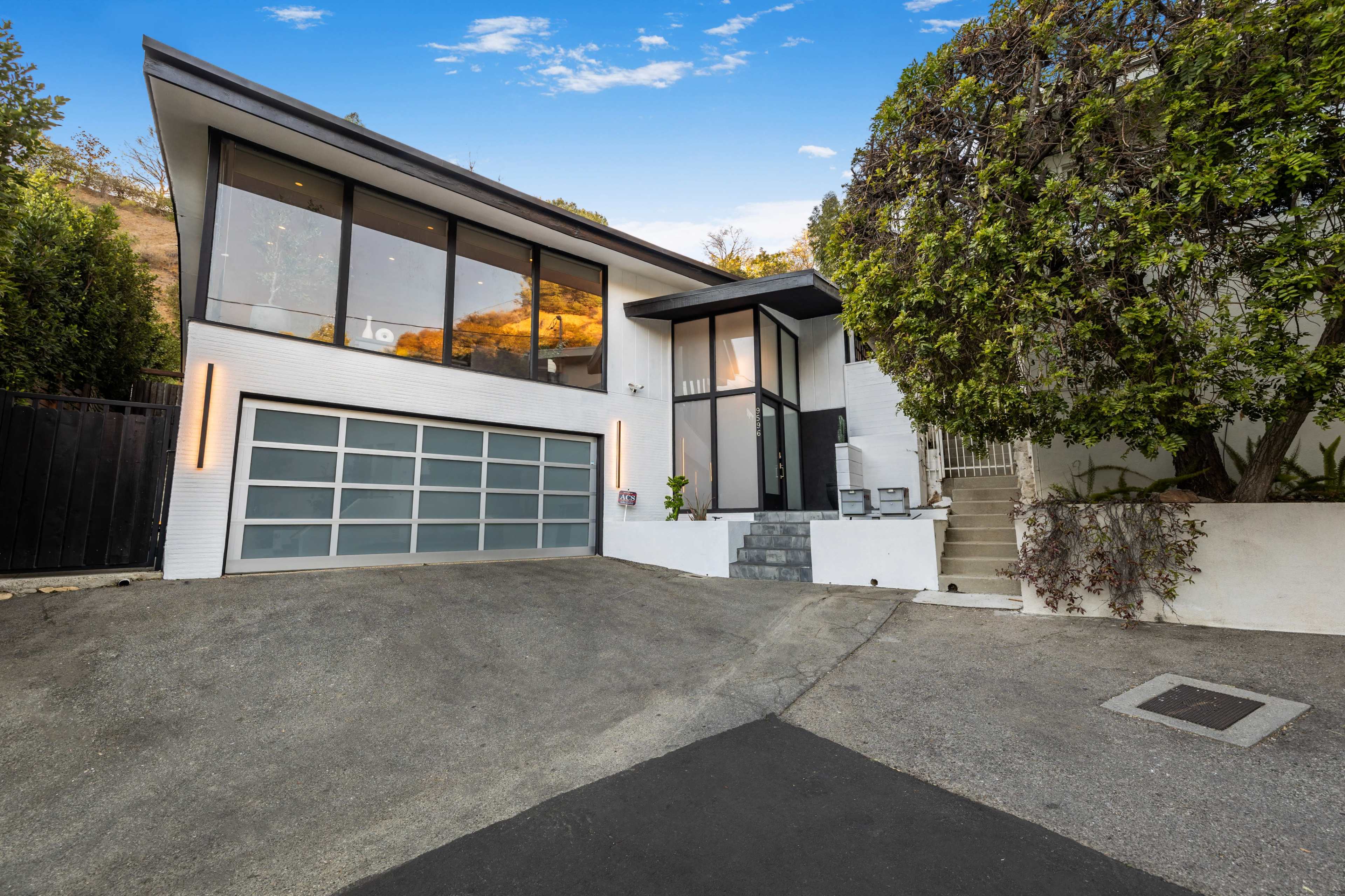 SHIRLY LANE MODERN RANCH/ HILLSIDE VIEWS/ POOL Image in Beverly Crest, Beverly Hills, CA
