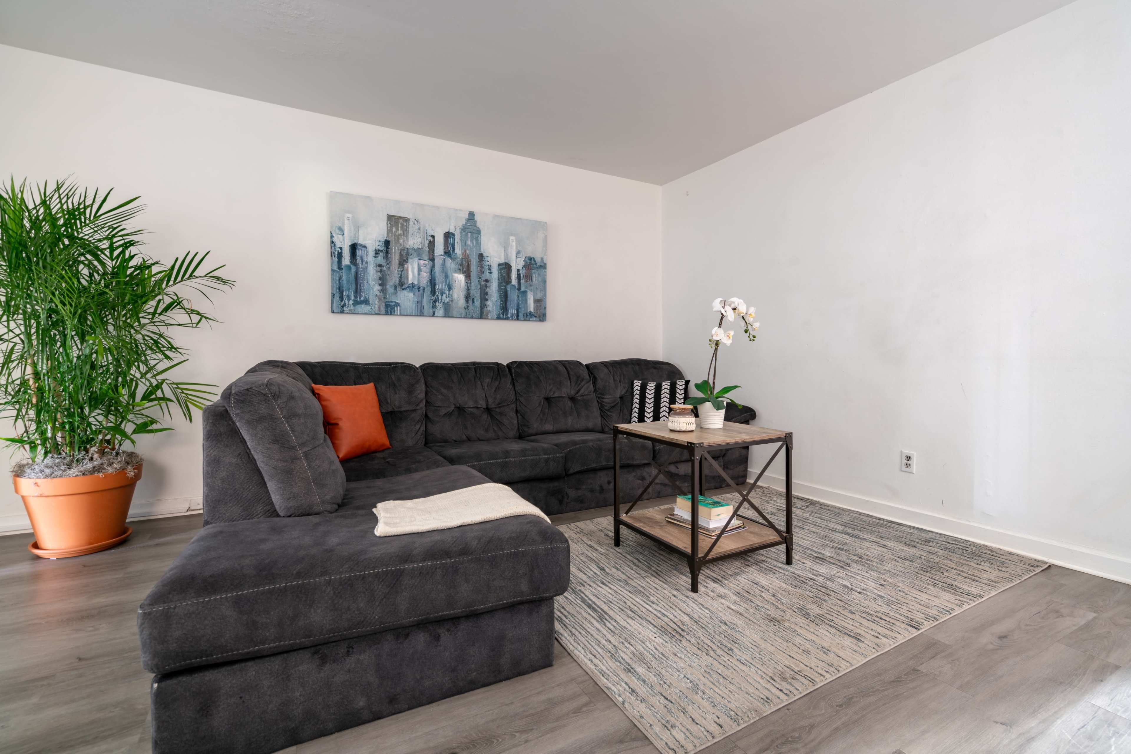 Casa Uno 🌿🐯 Short North • Convention • Private Parking • Pets Image in Victorian Village, Columbus, OH