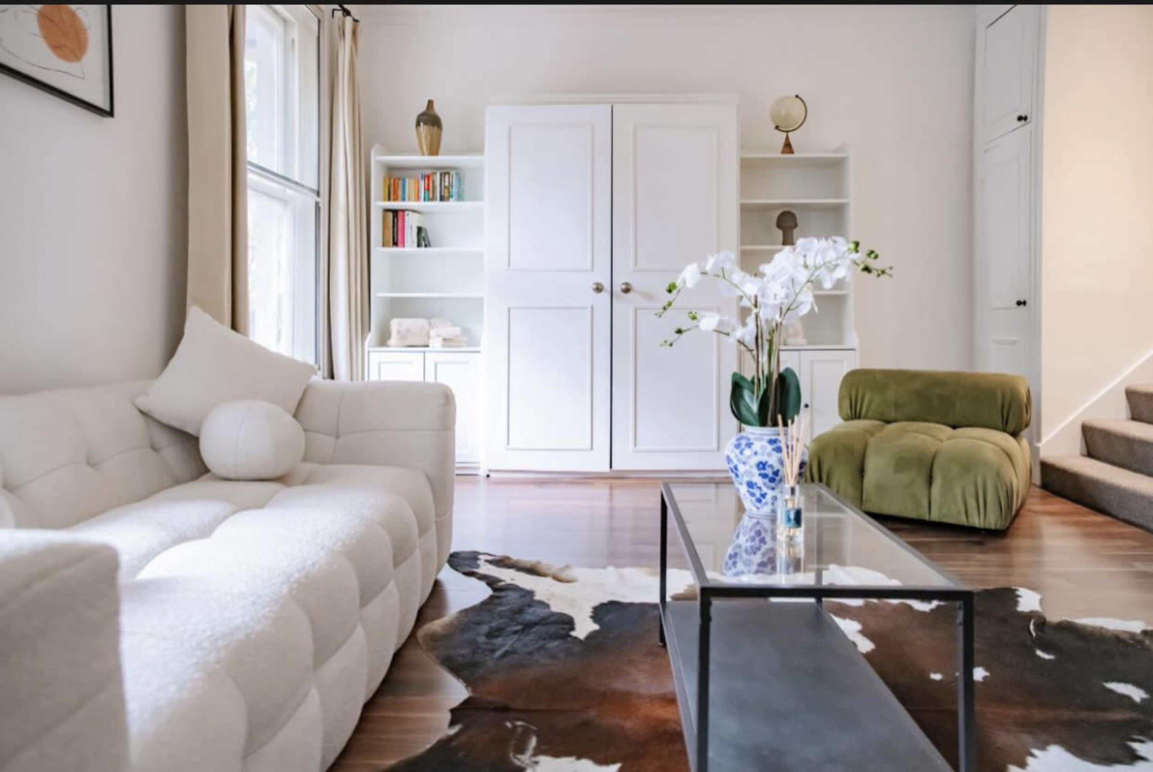 Charming Notting Hill Flat, High Ceilings and Natural Light | Studio for Photo shoots, Filming & Media Content Image in London, London, ENG