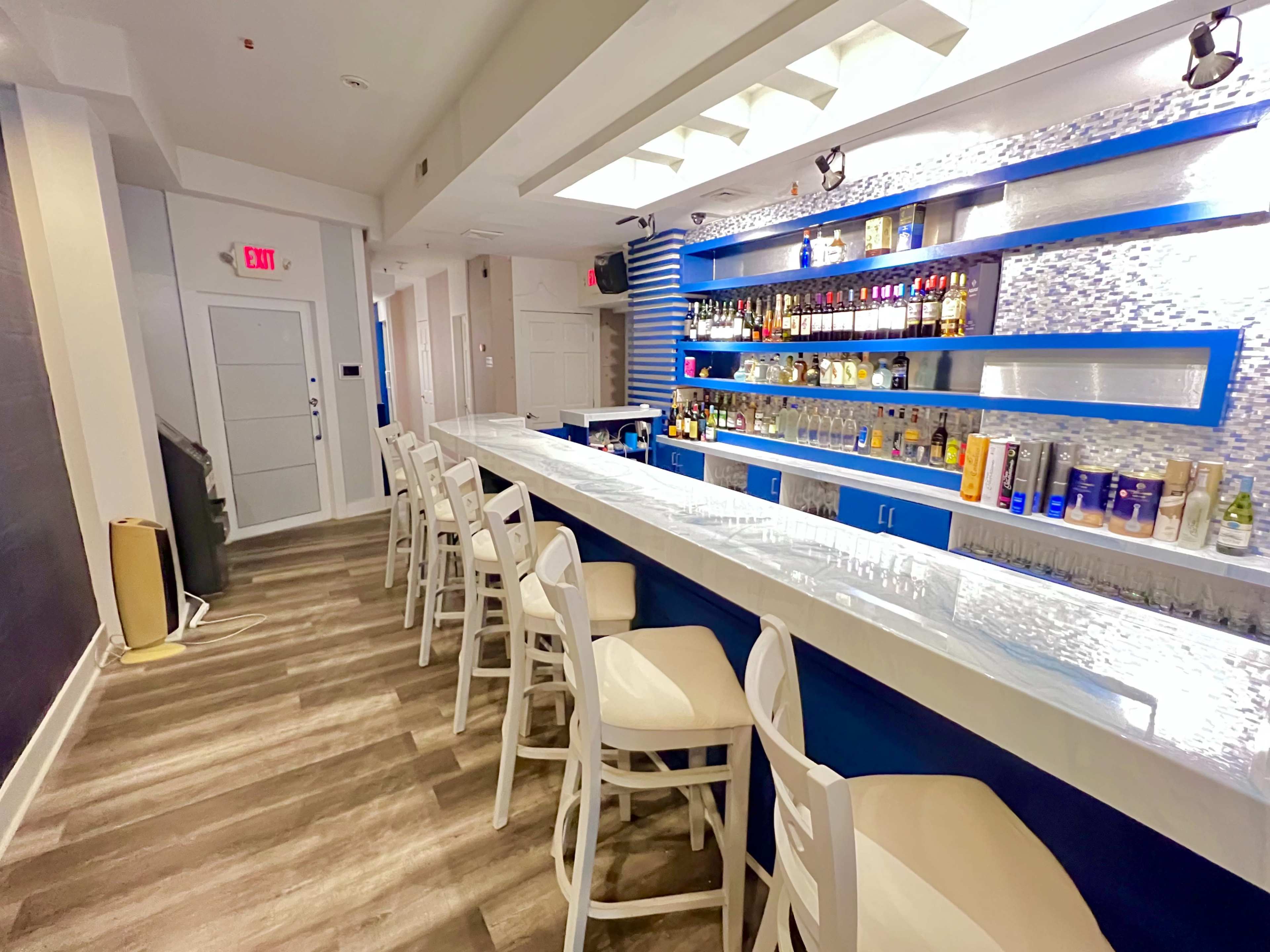 Sutton Bar Image in Midtown Manhattan, New York, NY