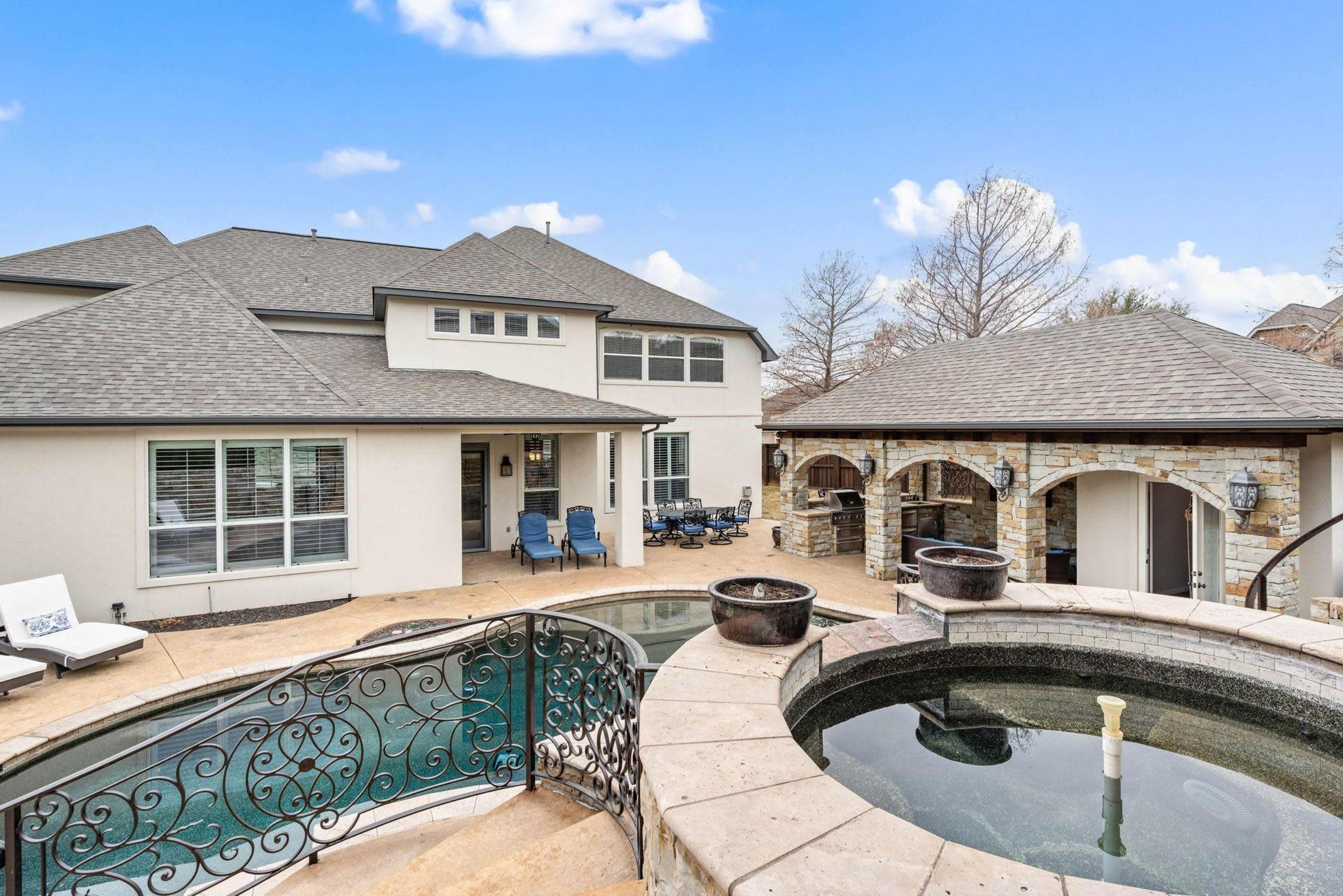 Venetian-style Pool/Spa combination Backyard Image in Heritage, Fort Worth, TX