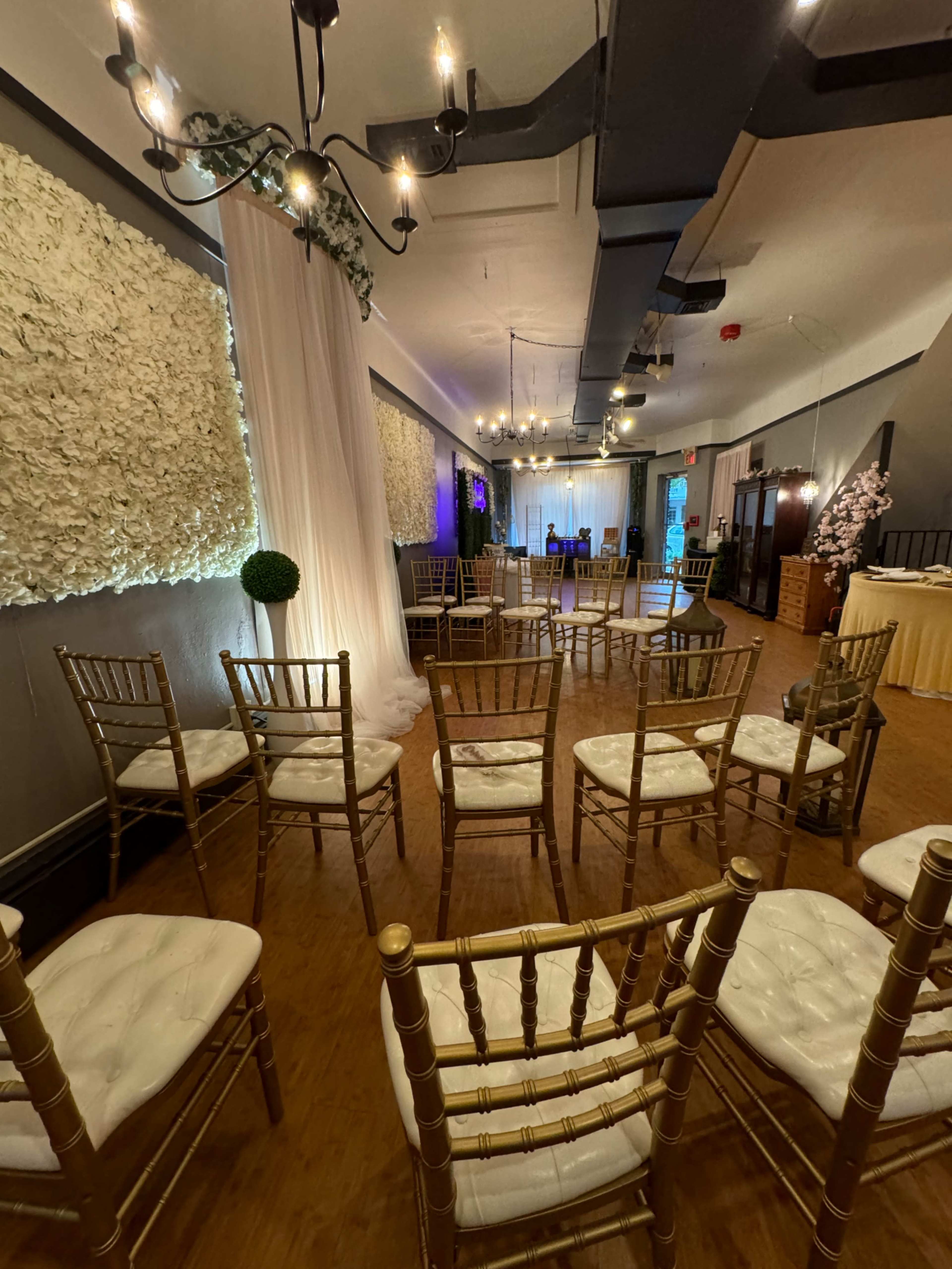 Charming Suburban Studio with Vintage Elegance Image in Abington Township, Glenside, PA