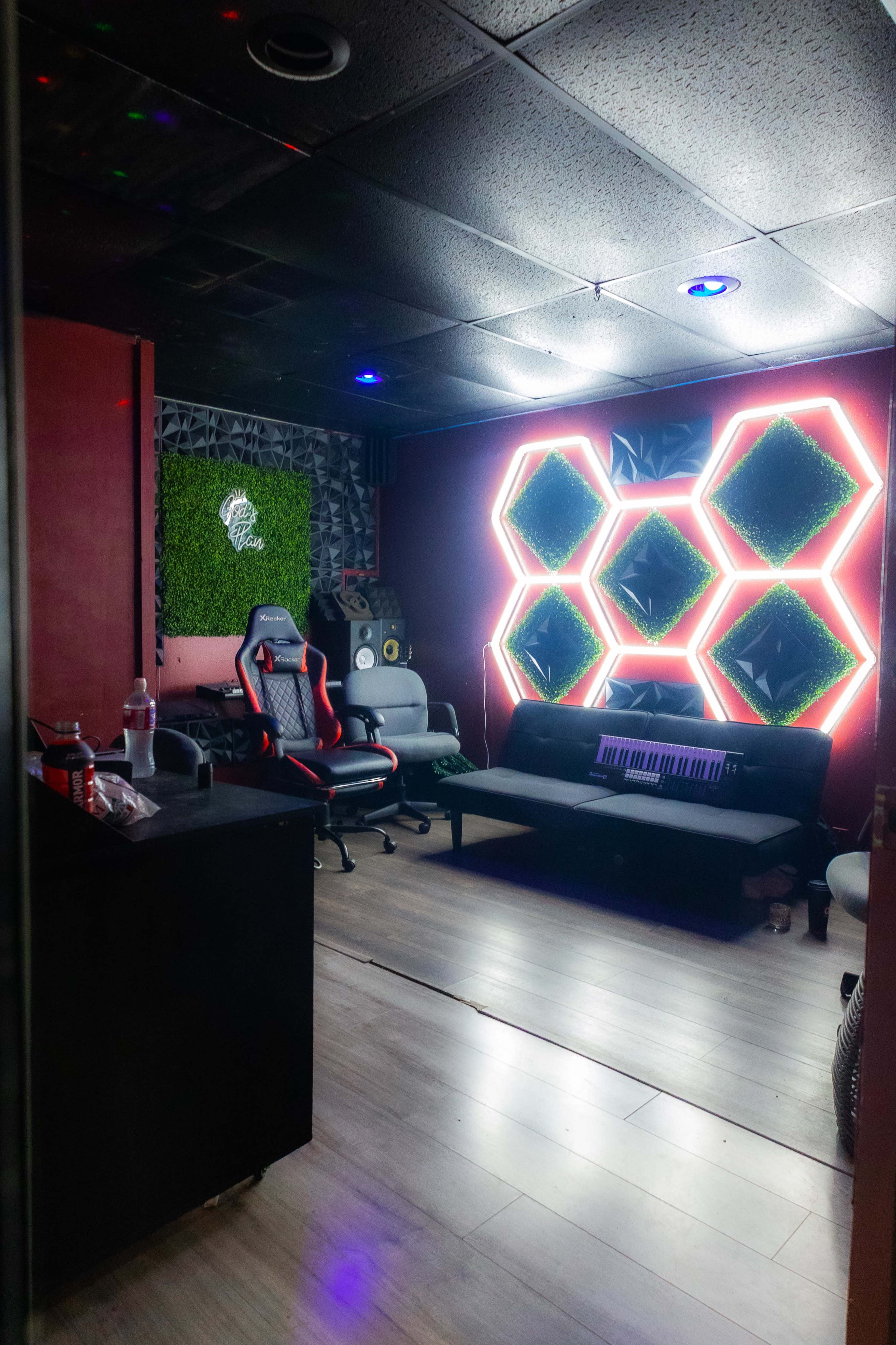 5 mintues from Cowboys stadium Image in North Arlington, Arlington, TX