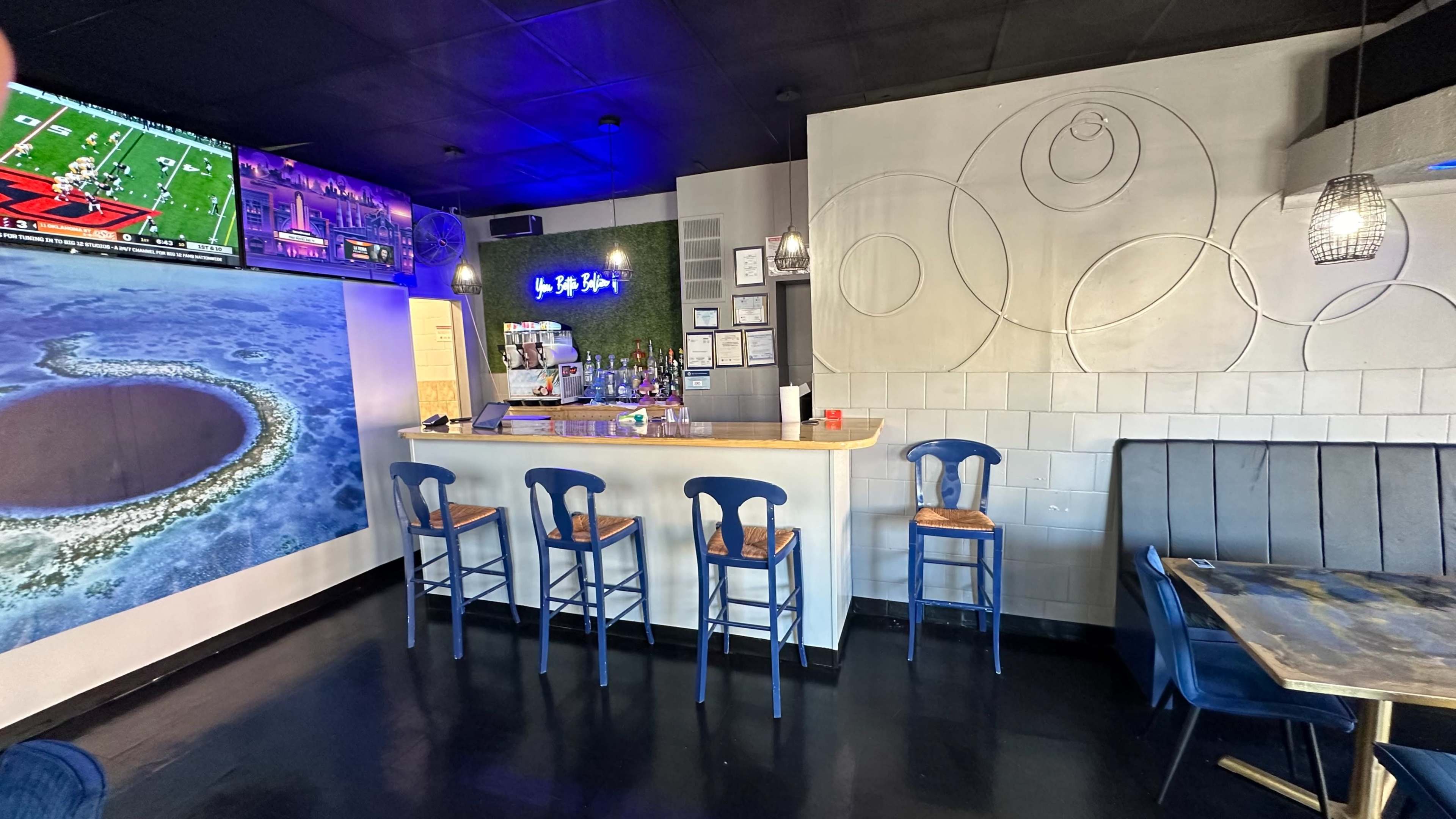 Intimate space Image in Austin, Chicago, IL