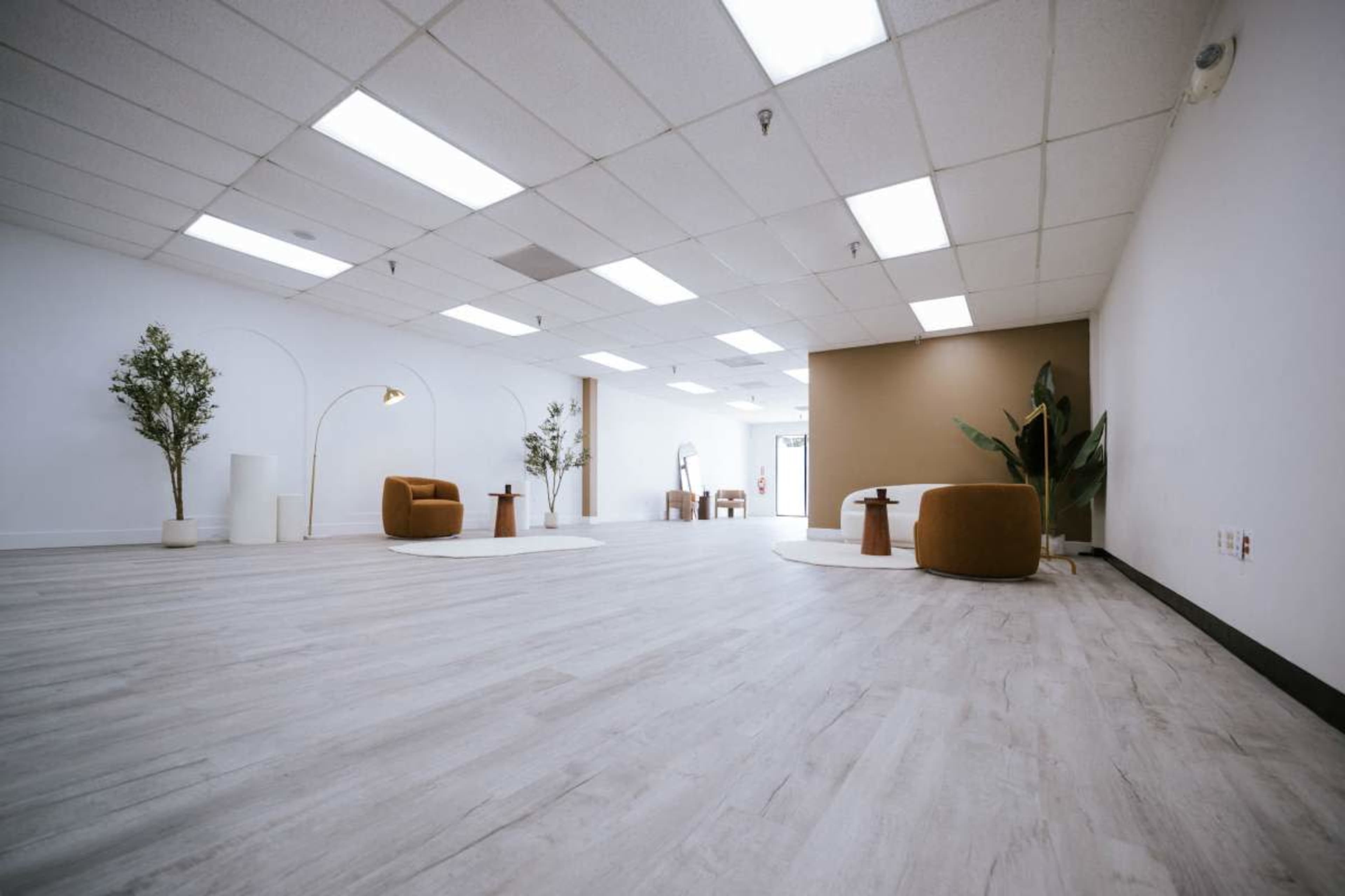 Minimalist Luxury Studio for Photoshoots, Podcasts & Content Creation Image in South Laurel, Laurel, MD