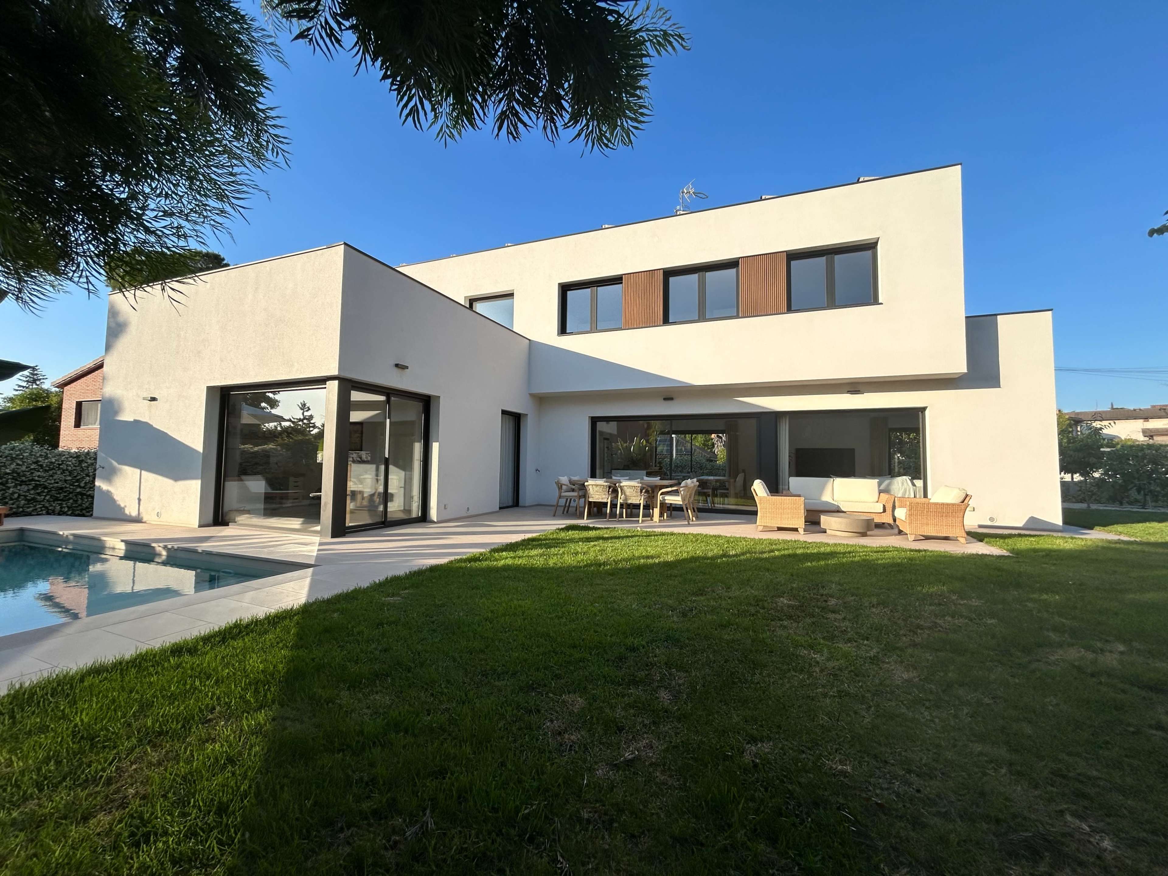 Casa Moderna del 2024 con Jardín, Piscina y comedor de 60m2 abierto. Image in , Sant Cugat del Vallès, B