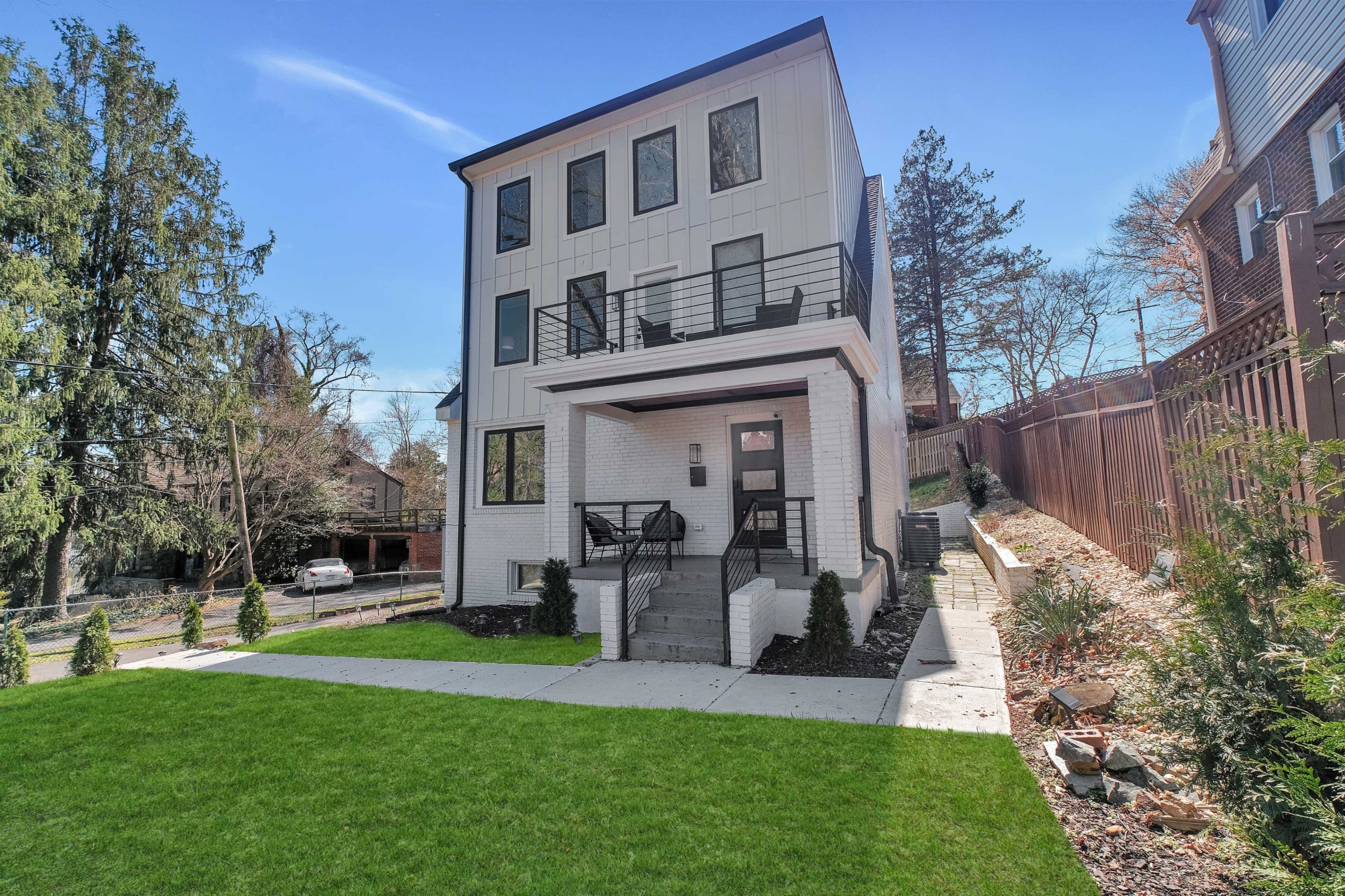 DC Group Retreat 7BD’s & 5BD’s 15 min to National Mall Image in Lower Fairfax Village, Washington DC, DC
