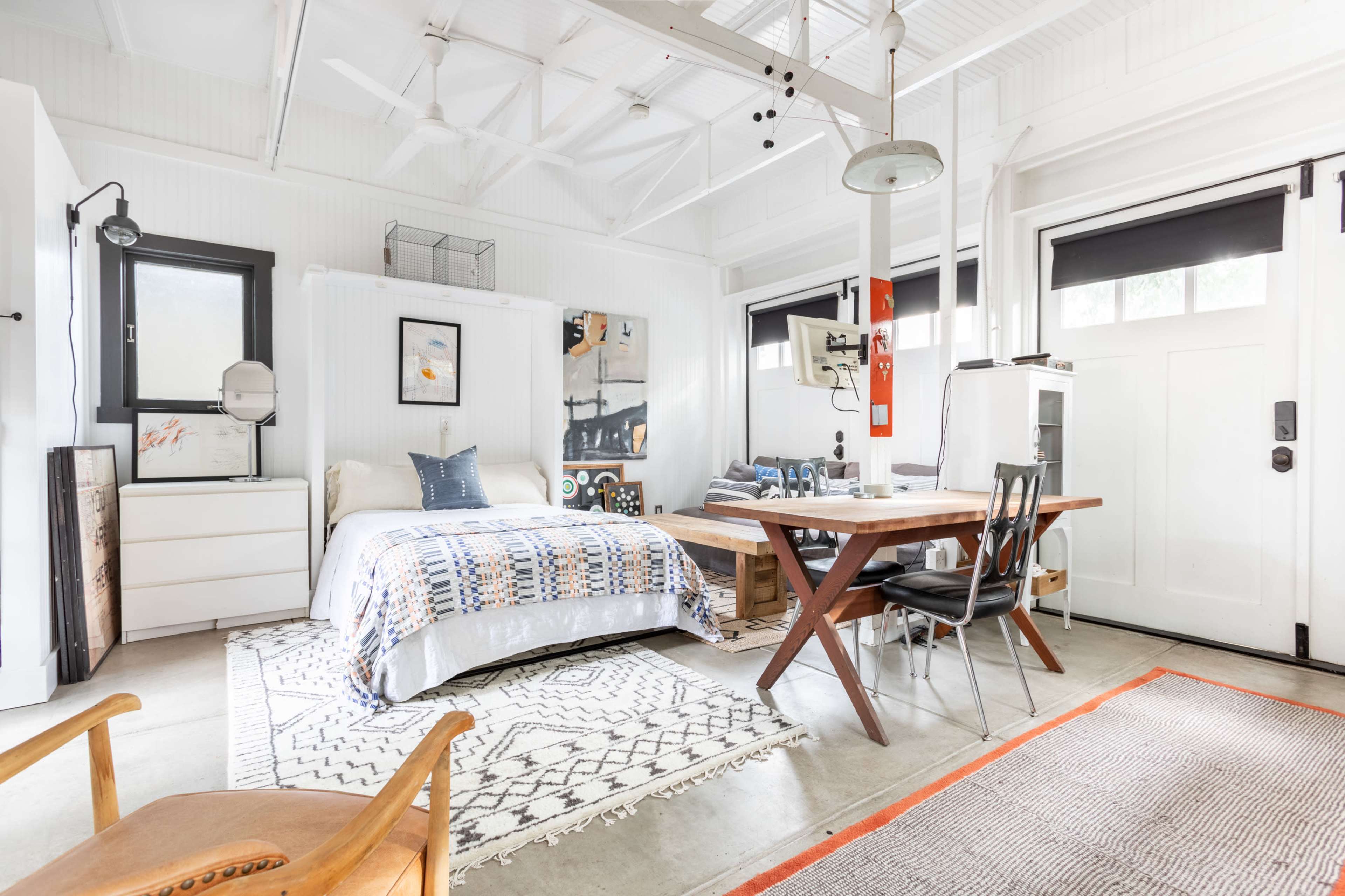 Light-Filled Mod Silverlake Studio Image in Los Feliz, Los Angeles, CA