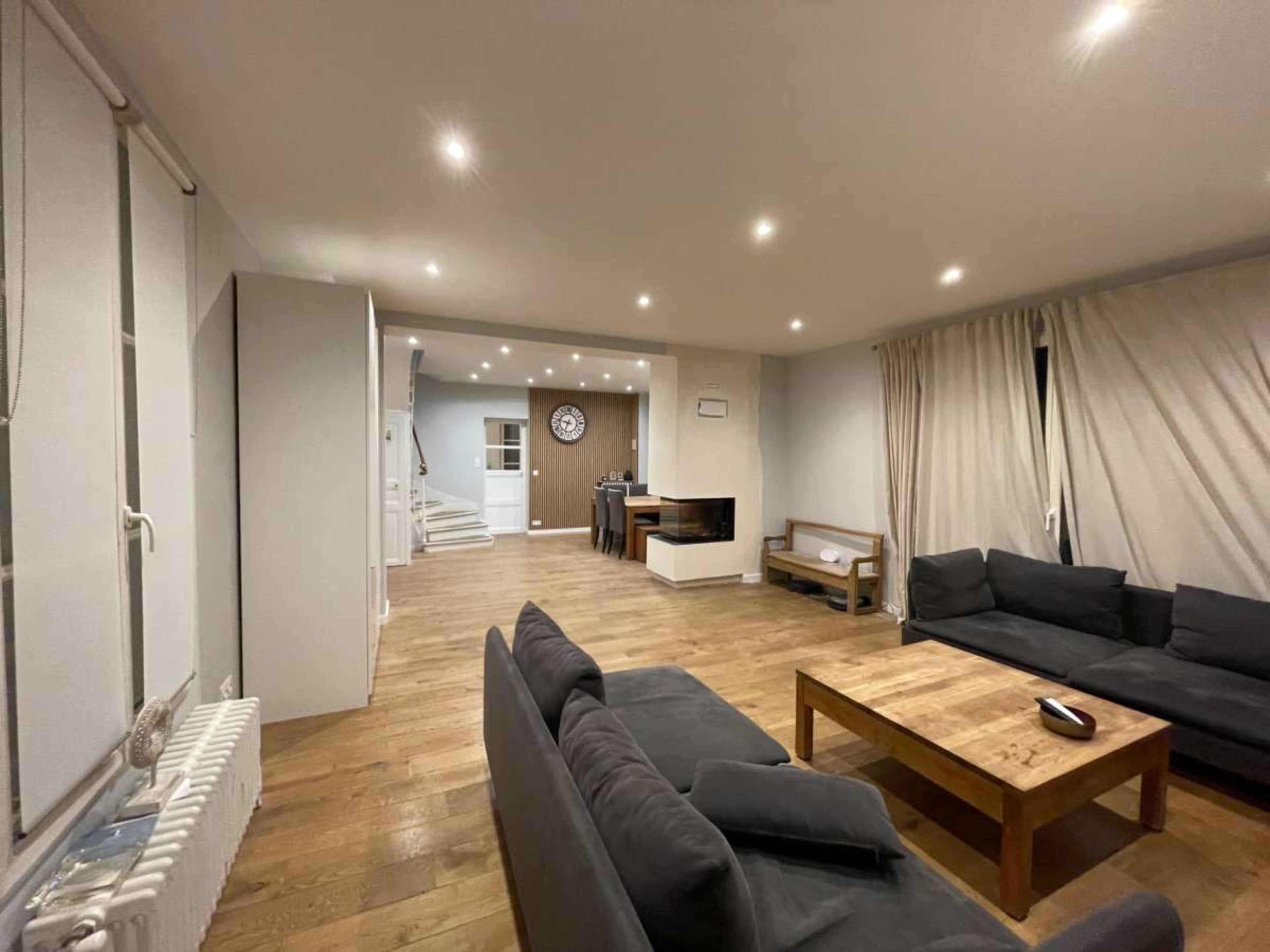 Maison de maître avec grand jardin au Vésinet Image in , LE VESINET