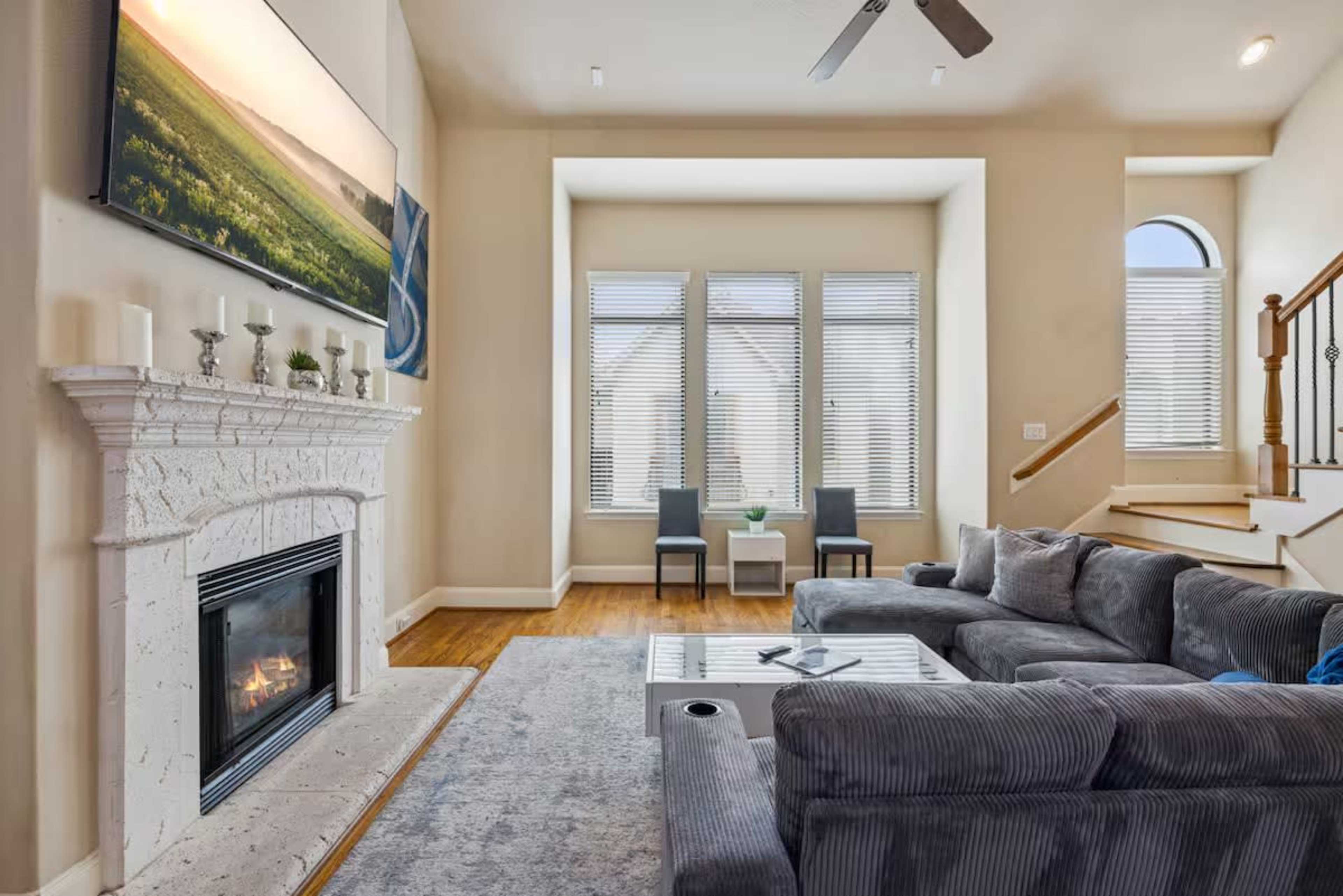 Artsy 3-Story Townhouse - Great for Events and Videoshoots! Image in Mid West, Houston, TX