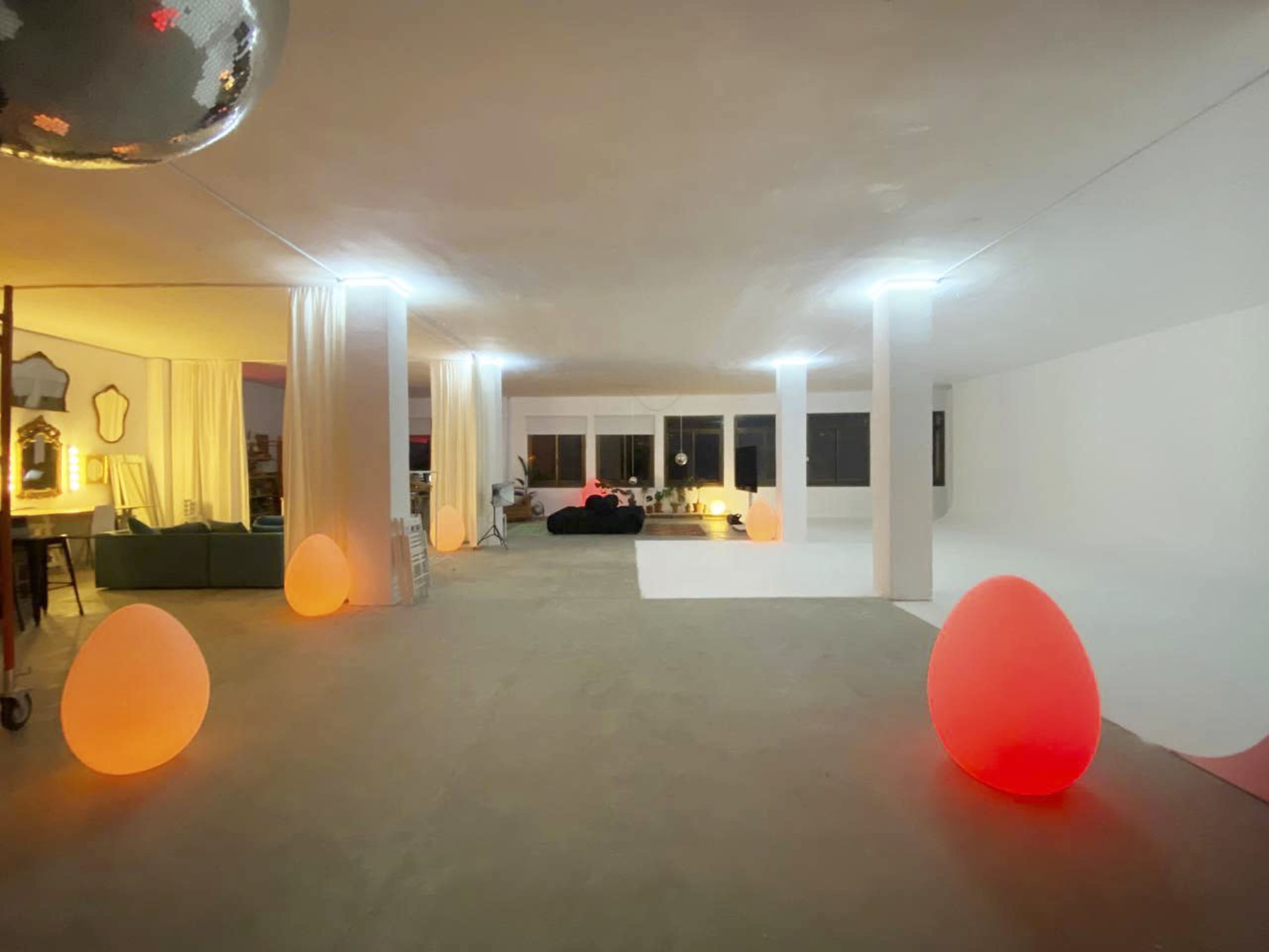 The 22 Studio – Book the Scene, Light the Vision, Build the Dream. Image in , Barcelona, B