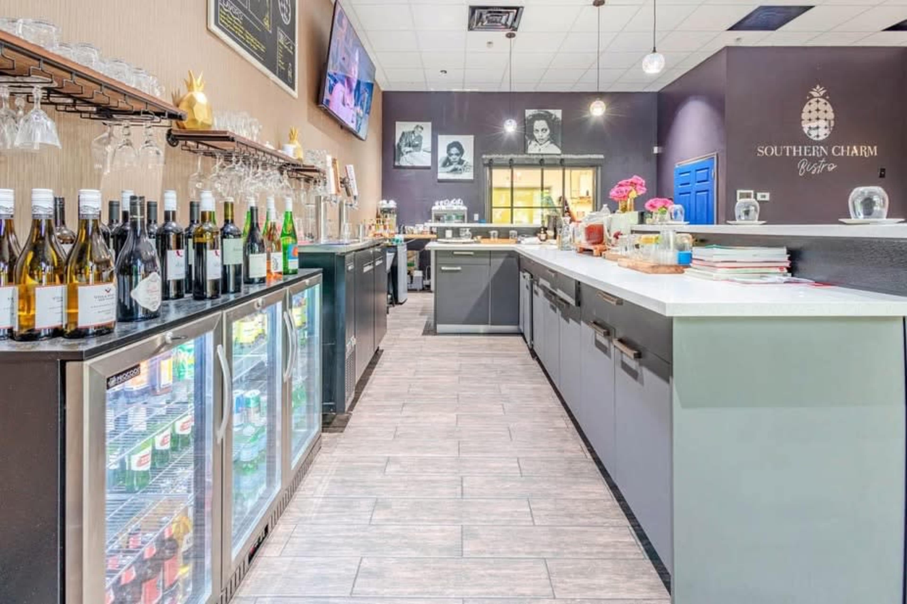 Full Service Restaurant Image in Pine Manor, Fort Myers, FL