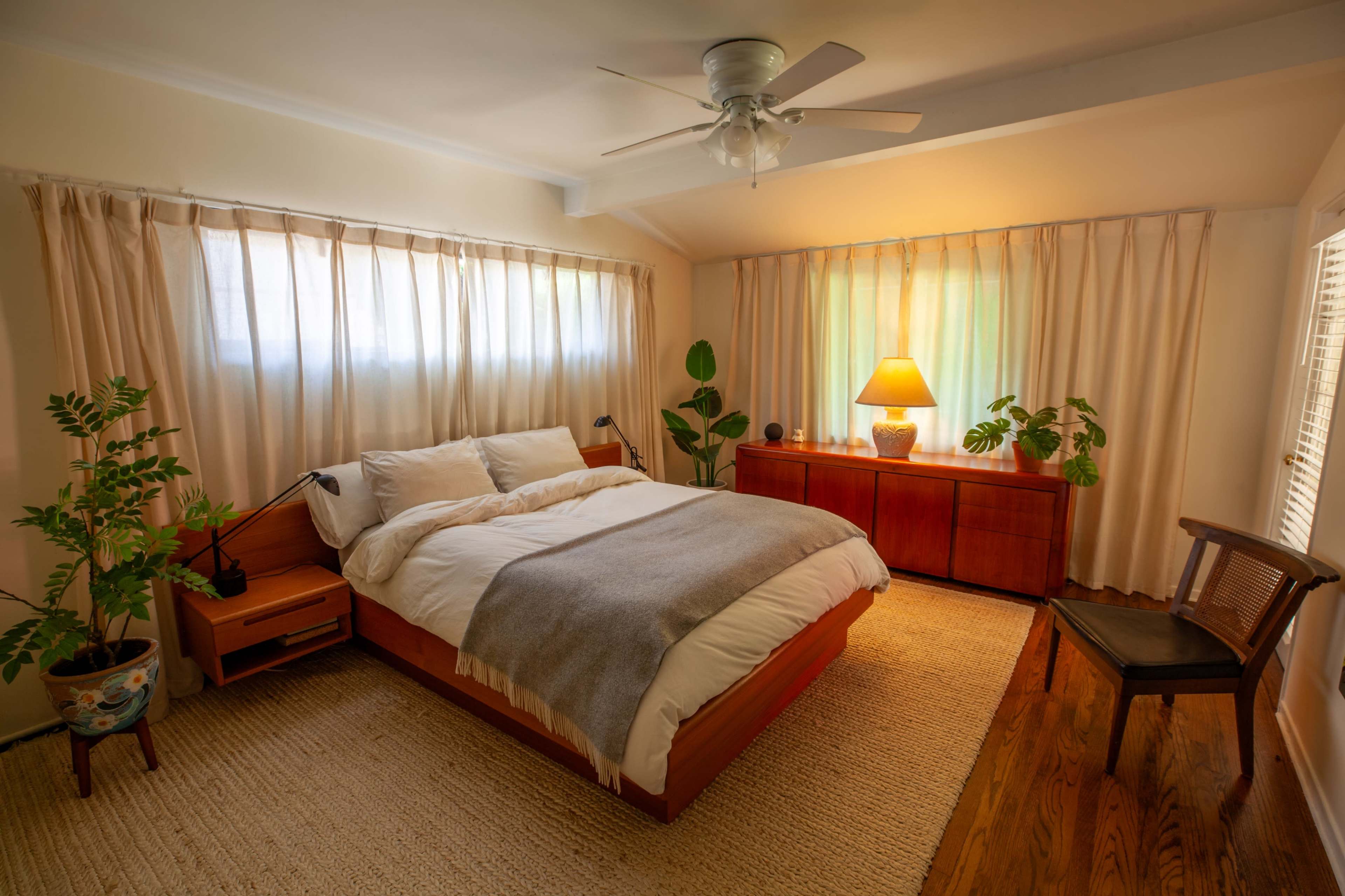 Valley Village | Mid Century Style Bedroom Image in Valley Glen, Valley Village, CA