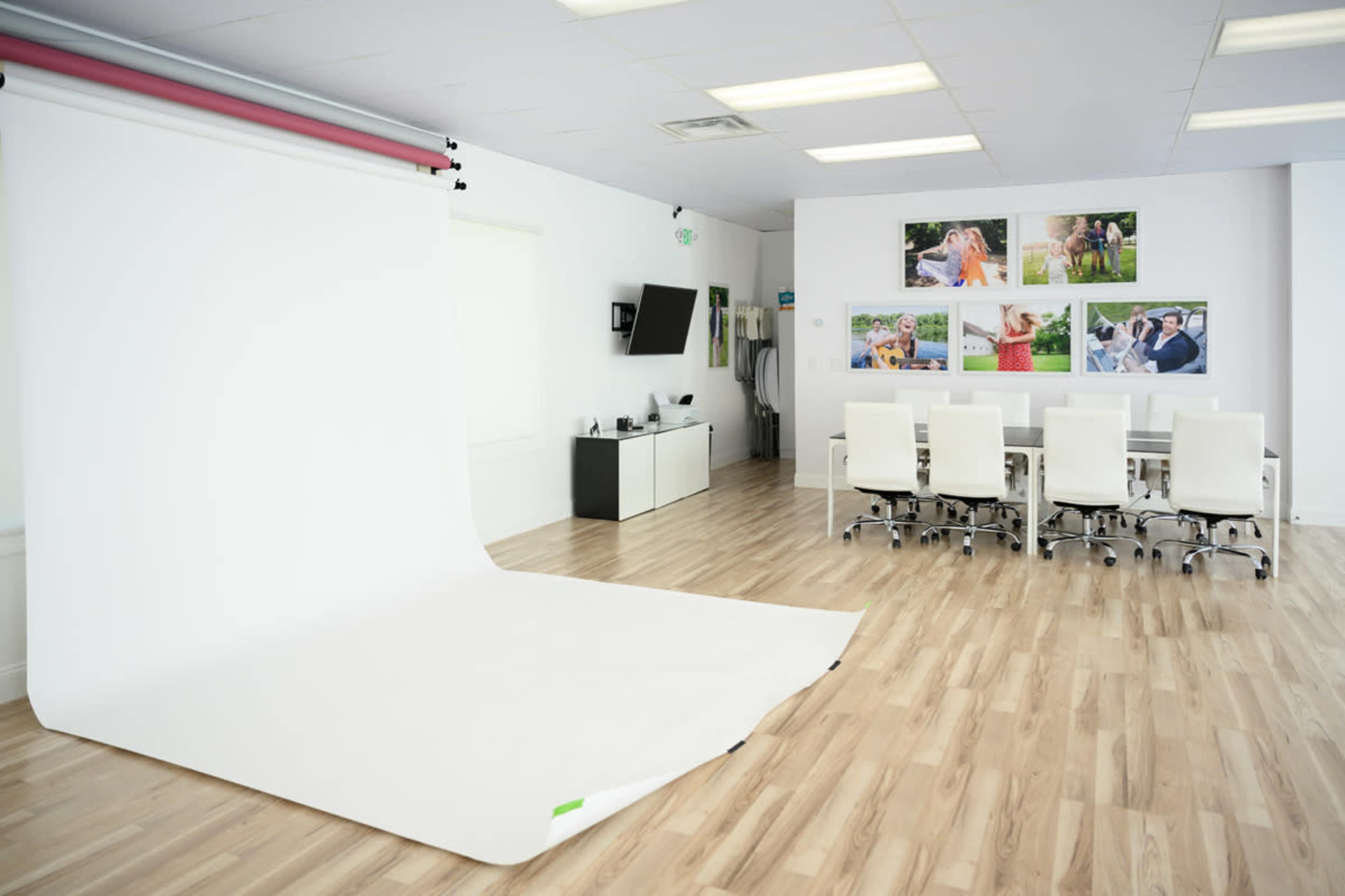 Natural Light open concept studio space for meetings and photoshoots Image in Pelham, BIRMINGHAM, AL