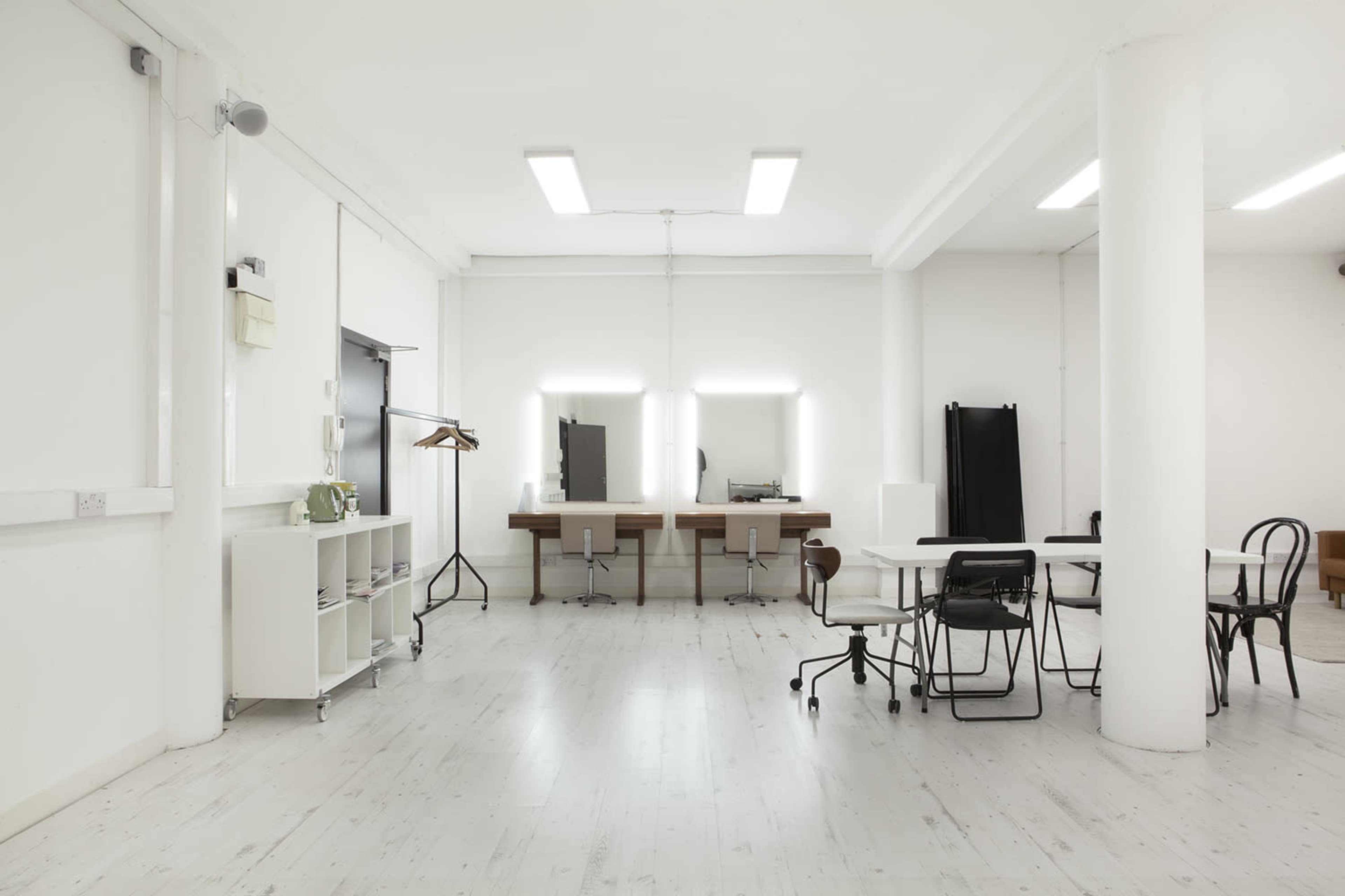 880 sq Ft Studio With White, Black, Grey, Chroma Green and more Colour Backdrops Image in Kentish Town, London, ENG