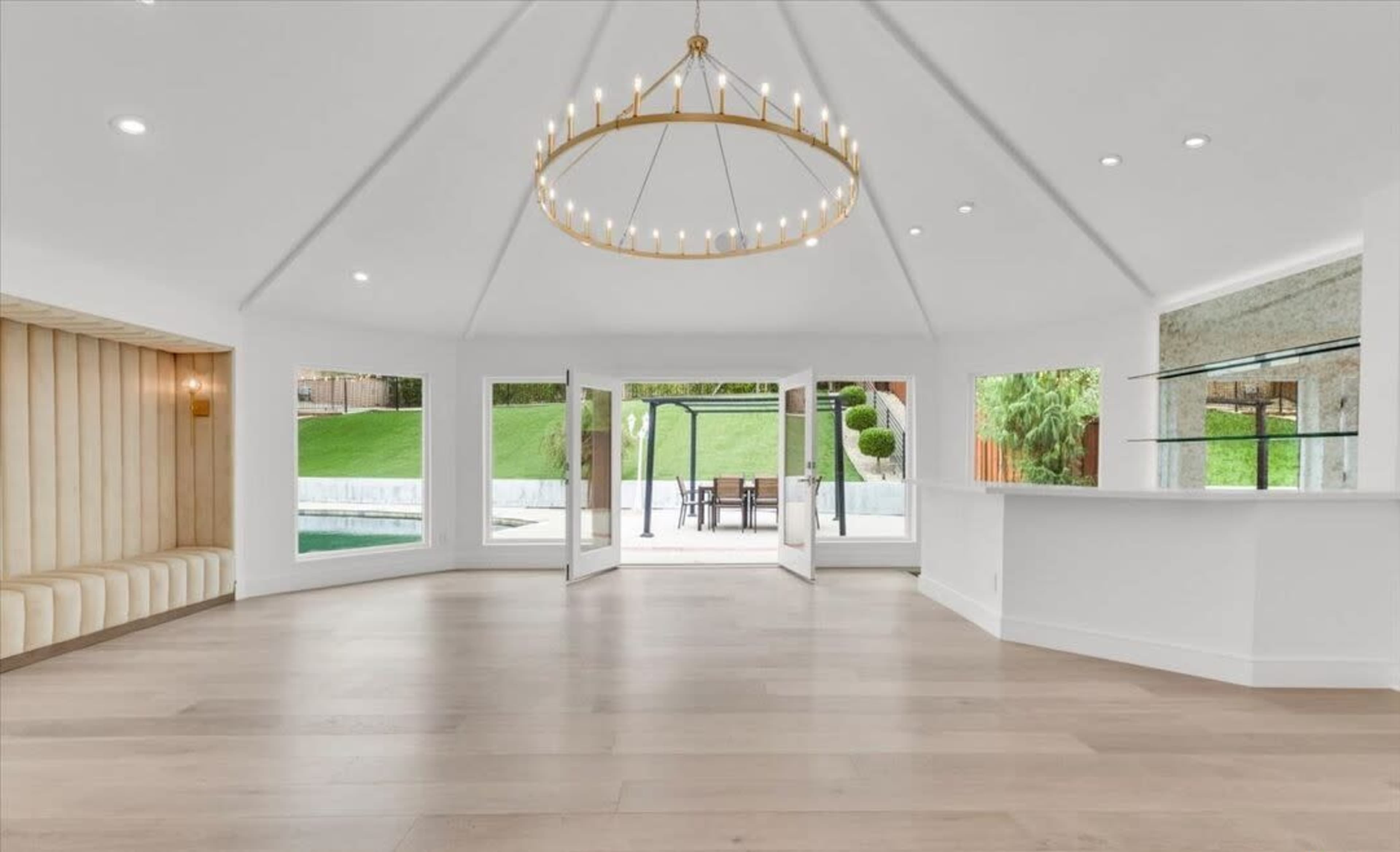 Contemporary Home w/ Pool & Expansive Backyard Image in Woodland Hills, Los Angeles, CA