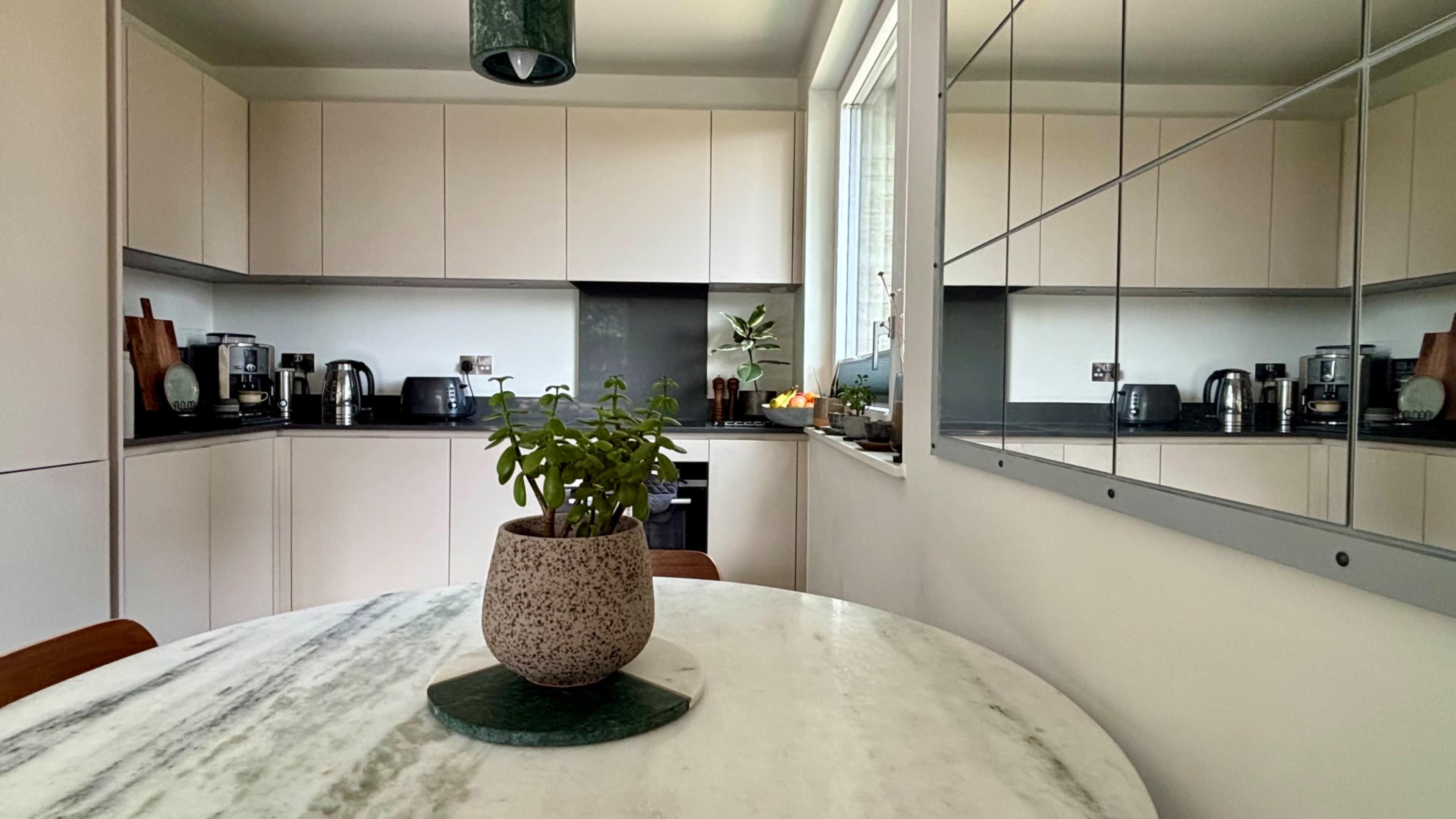 Modern & bright living space Image in London, London, ENG