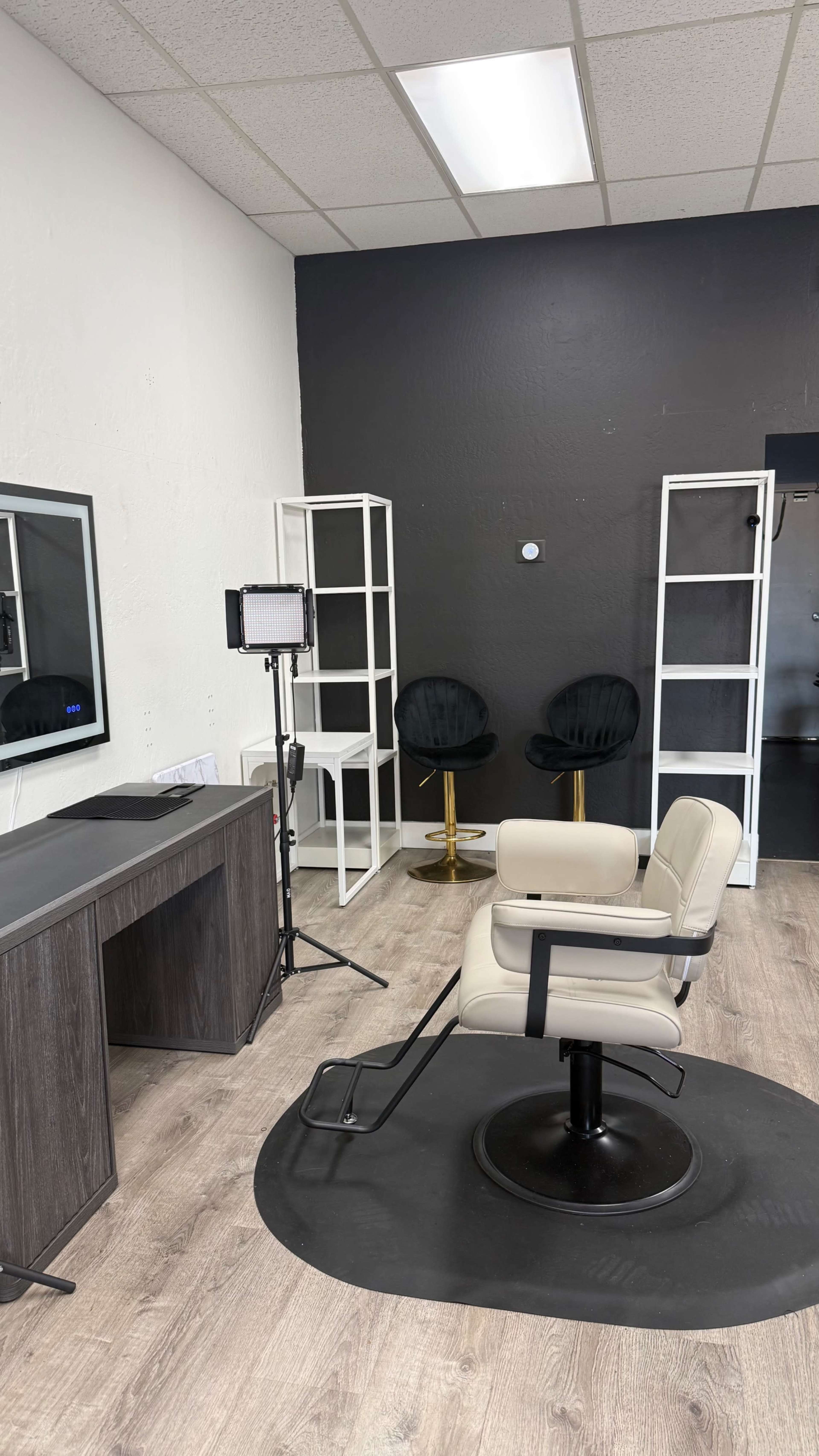 Luxury Salon Chair & Beauty Station Rental | Hourly & Daily Rates Image in Mesa, Mesa, AZ