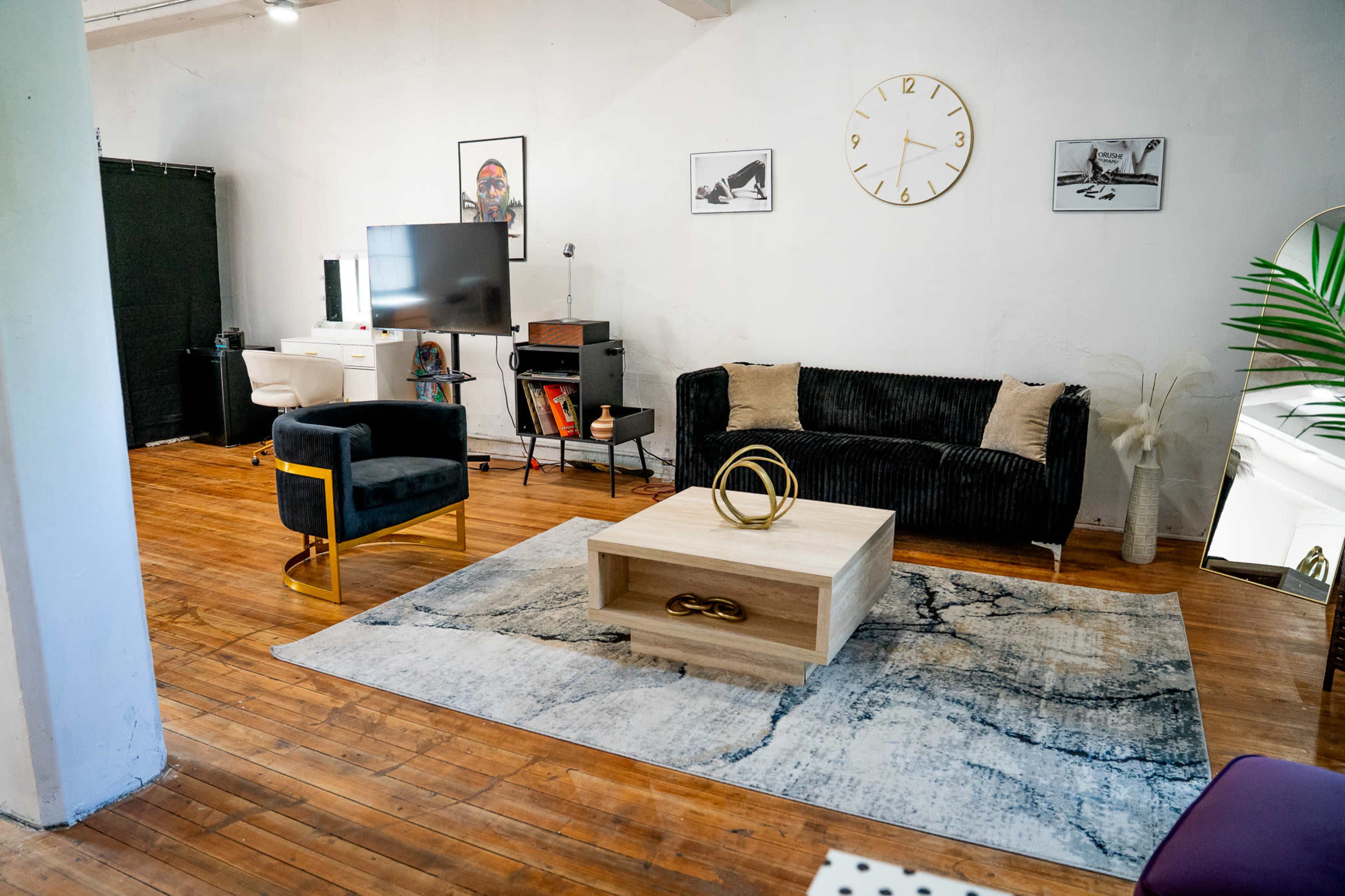 Philly West Suburbs Chic Lighted Studio Loft with White Brick Image in Coatesville, Coatesville, PA