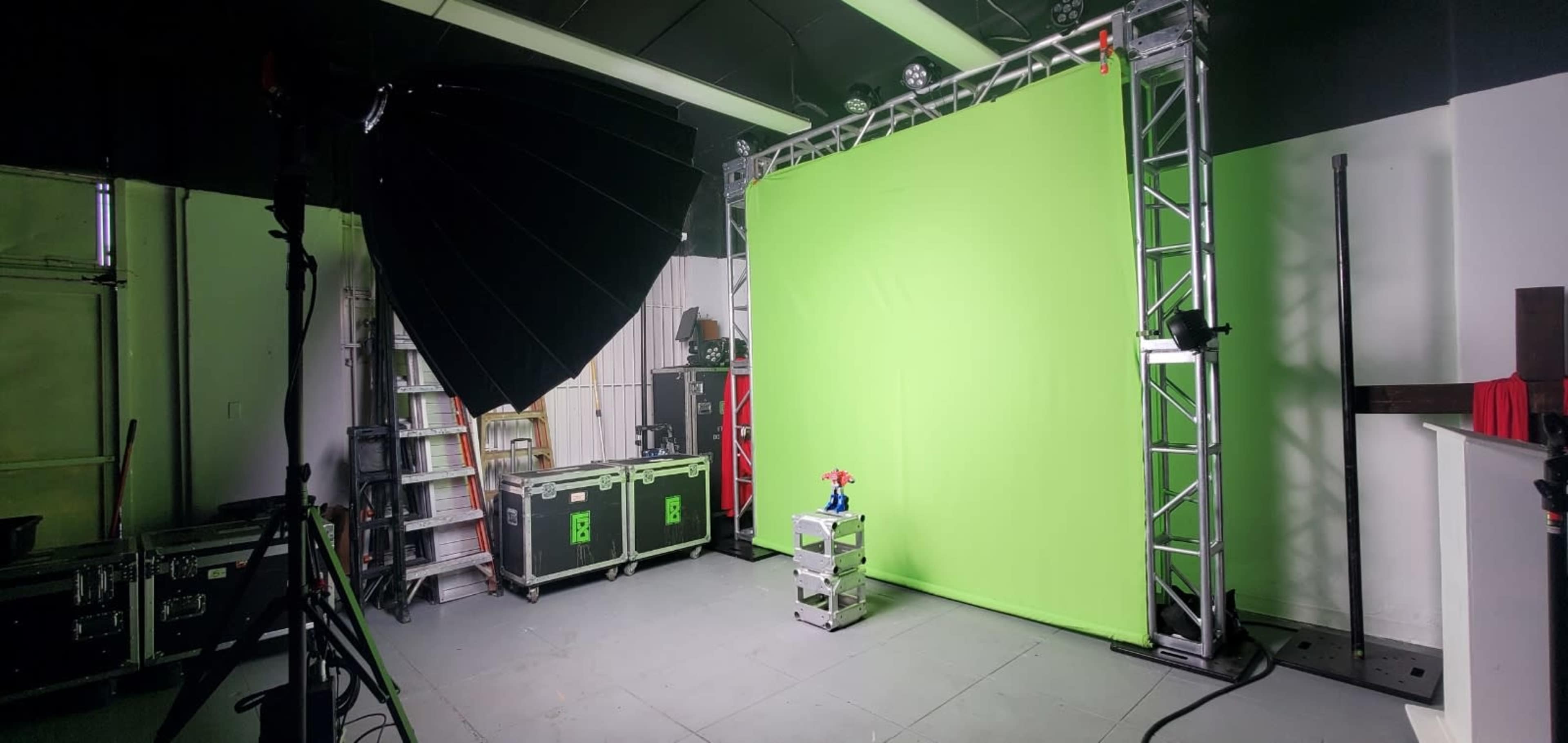 Studio / Warehouse with Stage and Lighting/ Video/ Sound Included! Perfect for Content Creators Image in Northeast Los Angeles, Los Angeles, CA