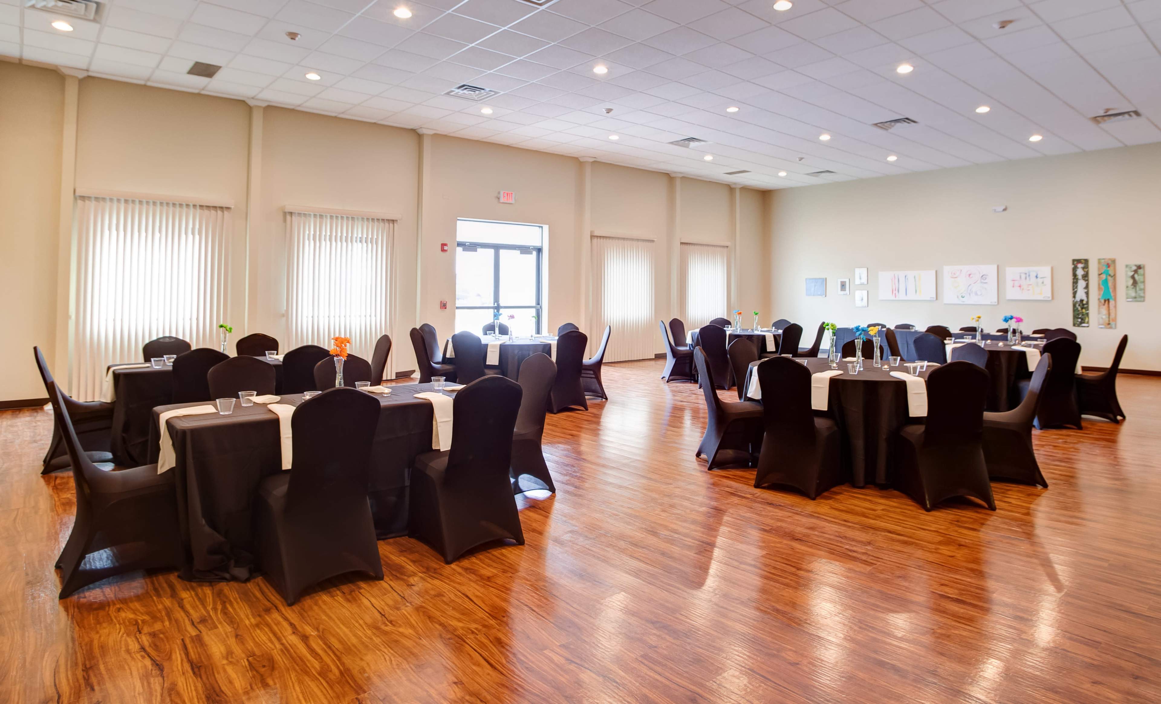 East Dundee Loft with Simplistic Luxe Charm Image in Dundee Township, East Dundee, IL