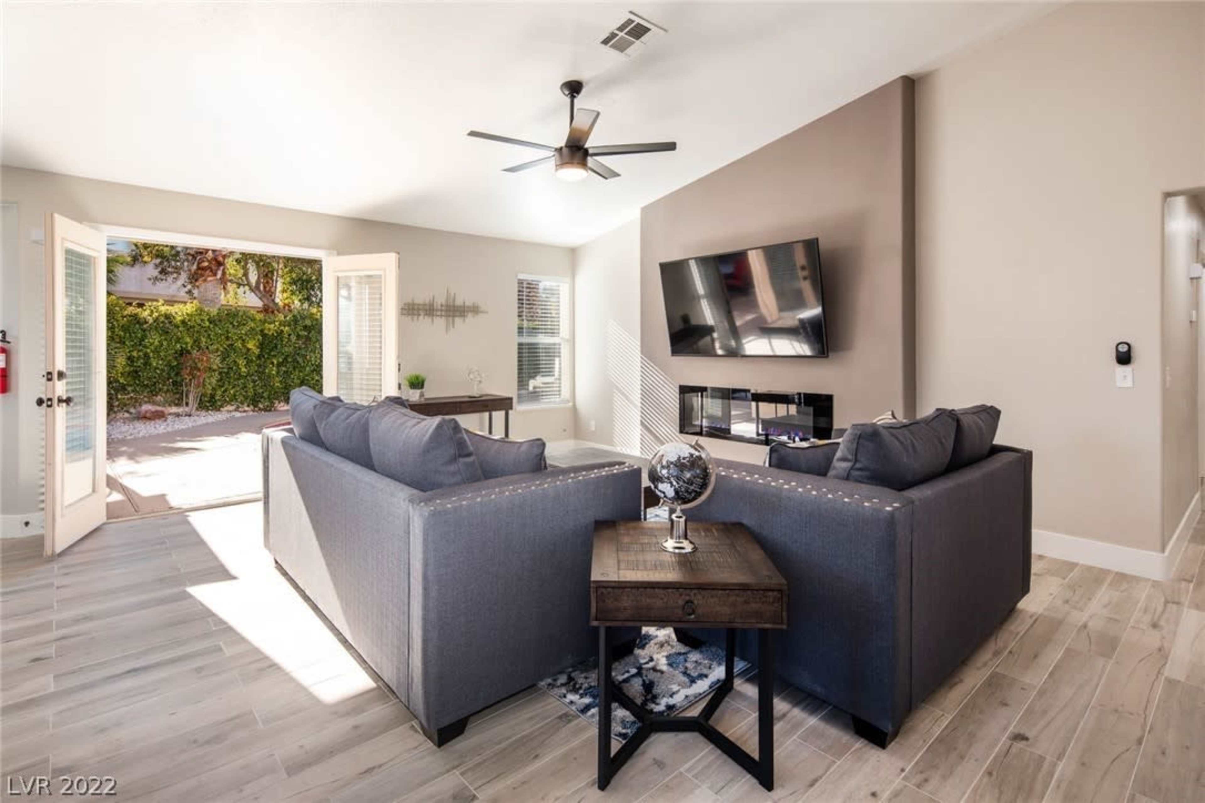 Casa Lumina: A Modern Bright Resort Style Home Image in Paradise, Las Vegas, NV