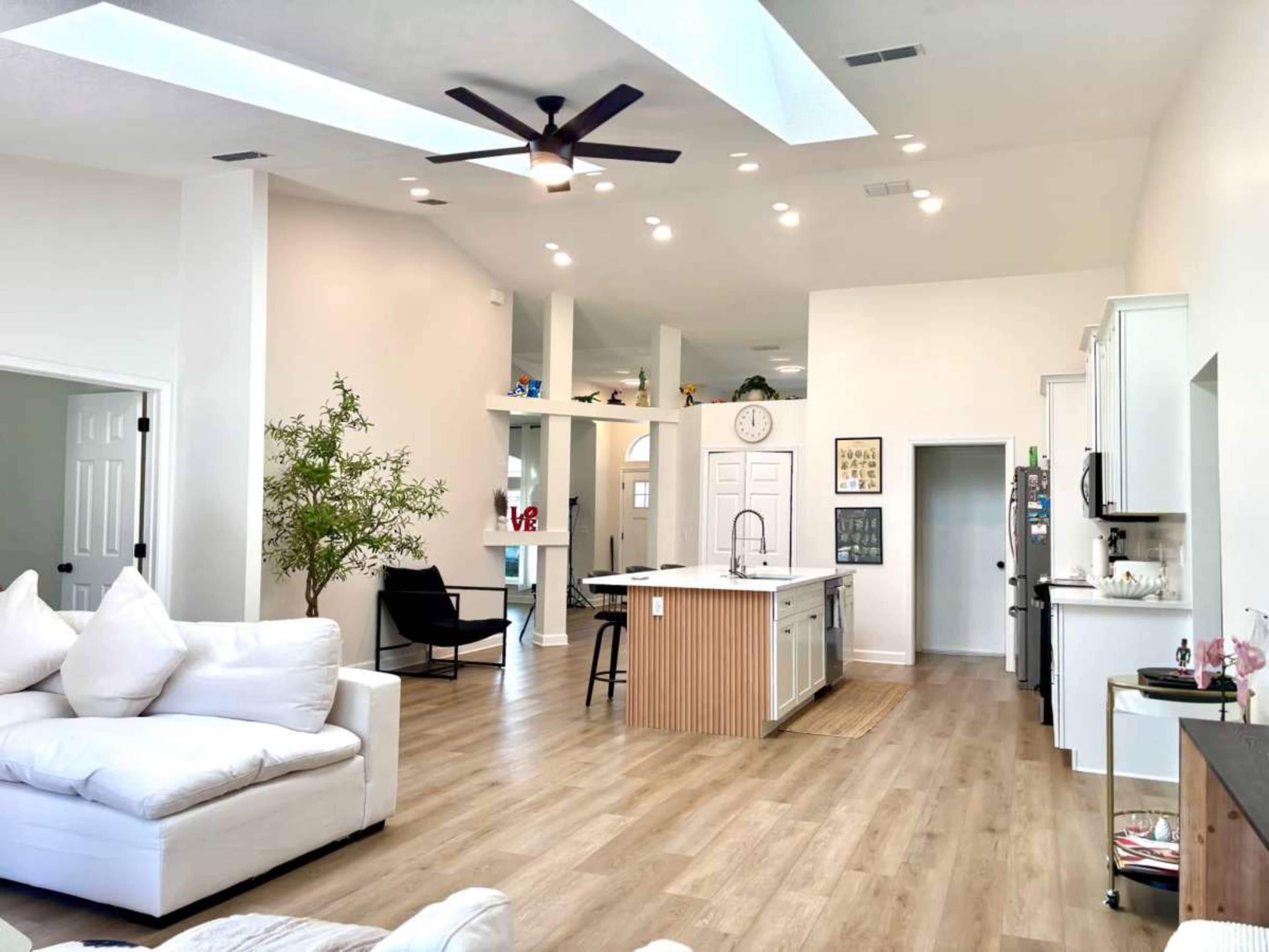 Luxury Jacksonville Family Home with Chic Minimalist Decor Image in Golden Glades/The Woods, Jacksonville, FL