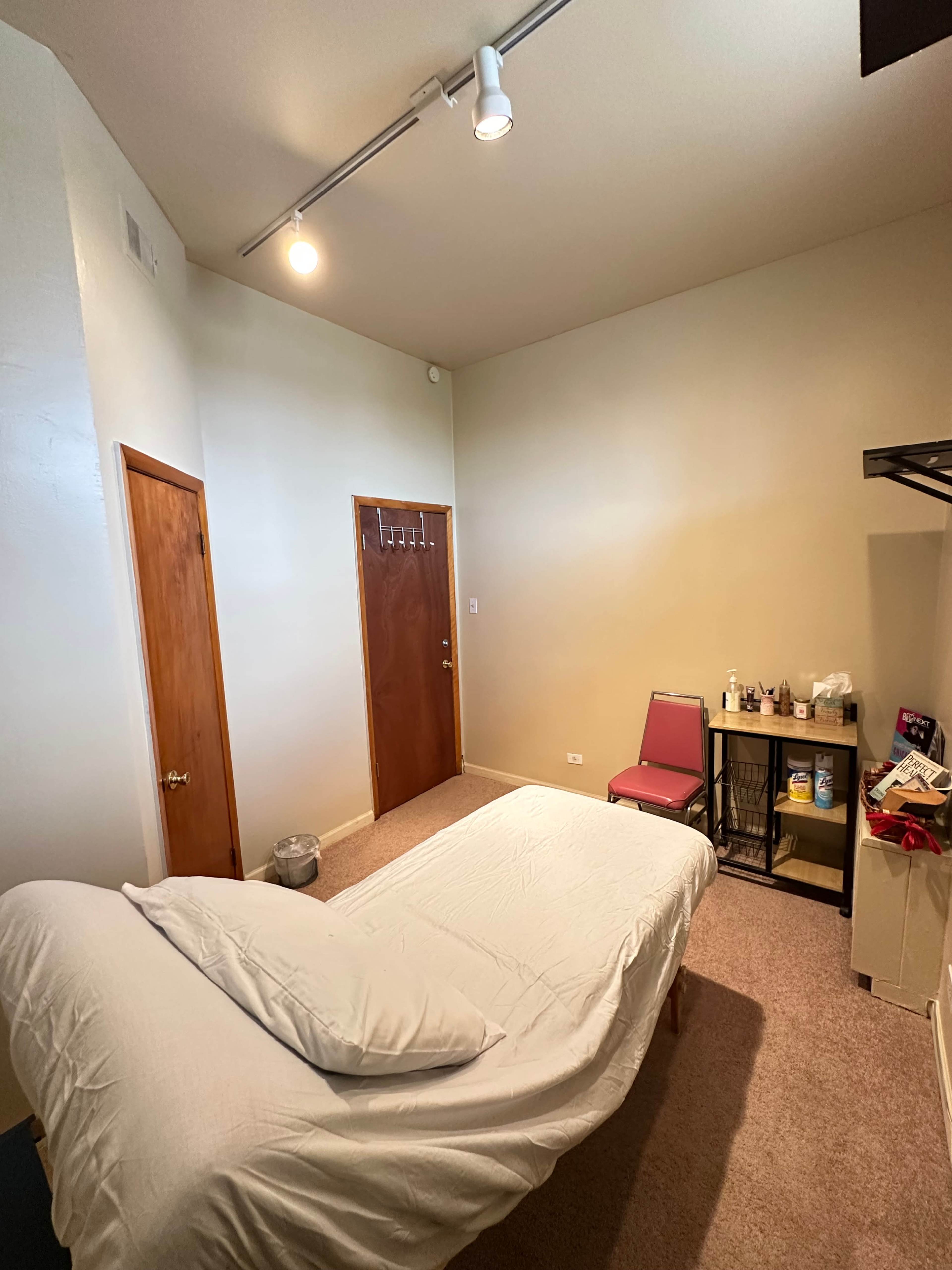 Modern South Side Chicago Studio for Beauty and Wellness Professionals Image in Avalon Park, Chicago, IL