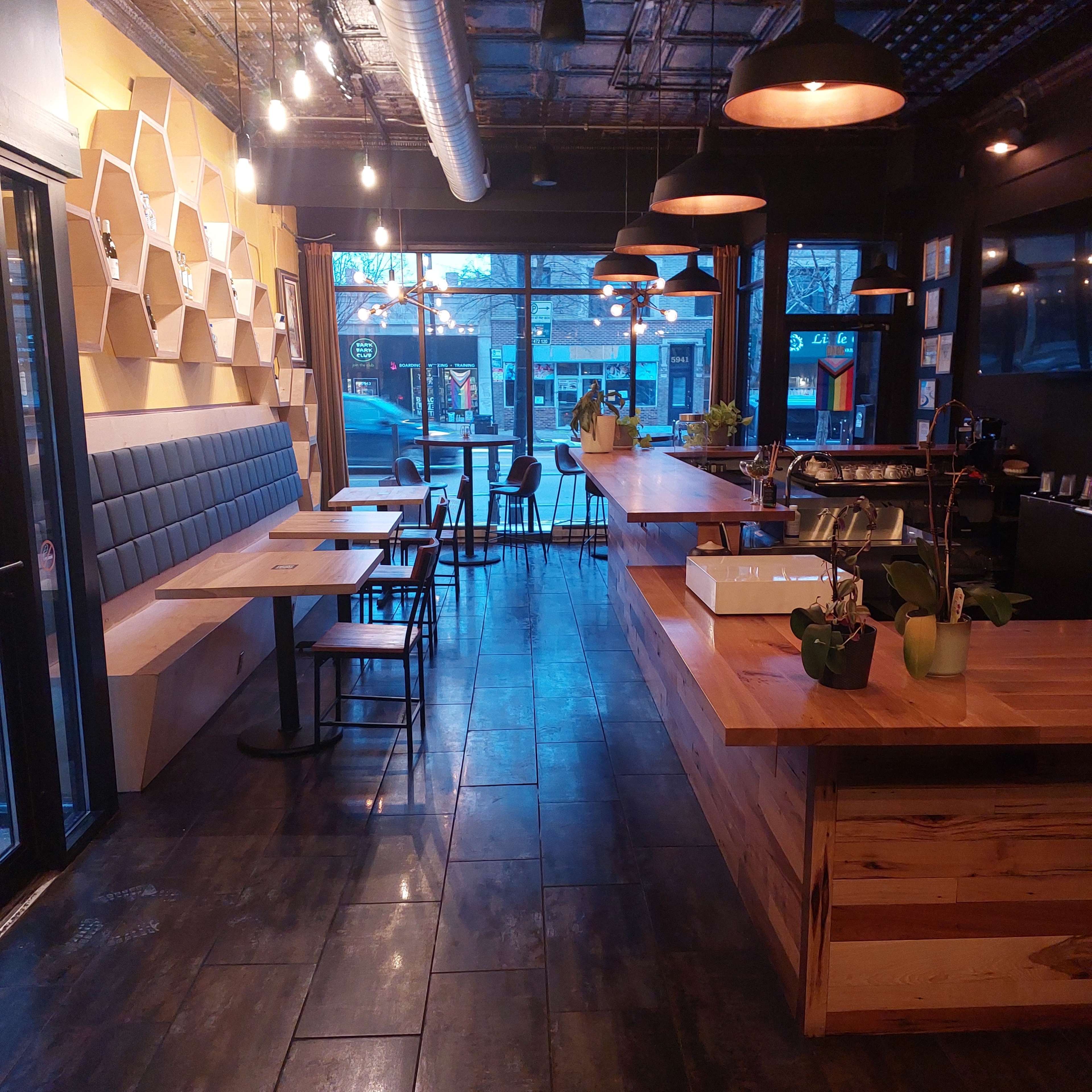 Urban excellent location Broadway ave. Image in Edgewater, Chicago, IL