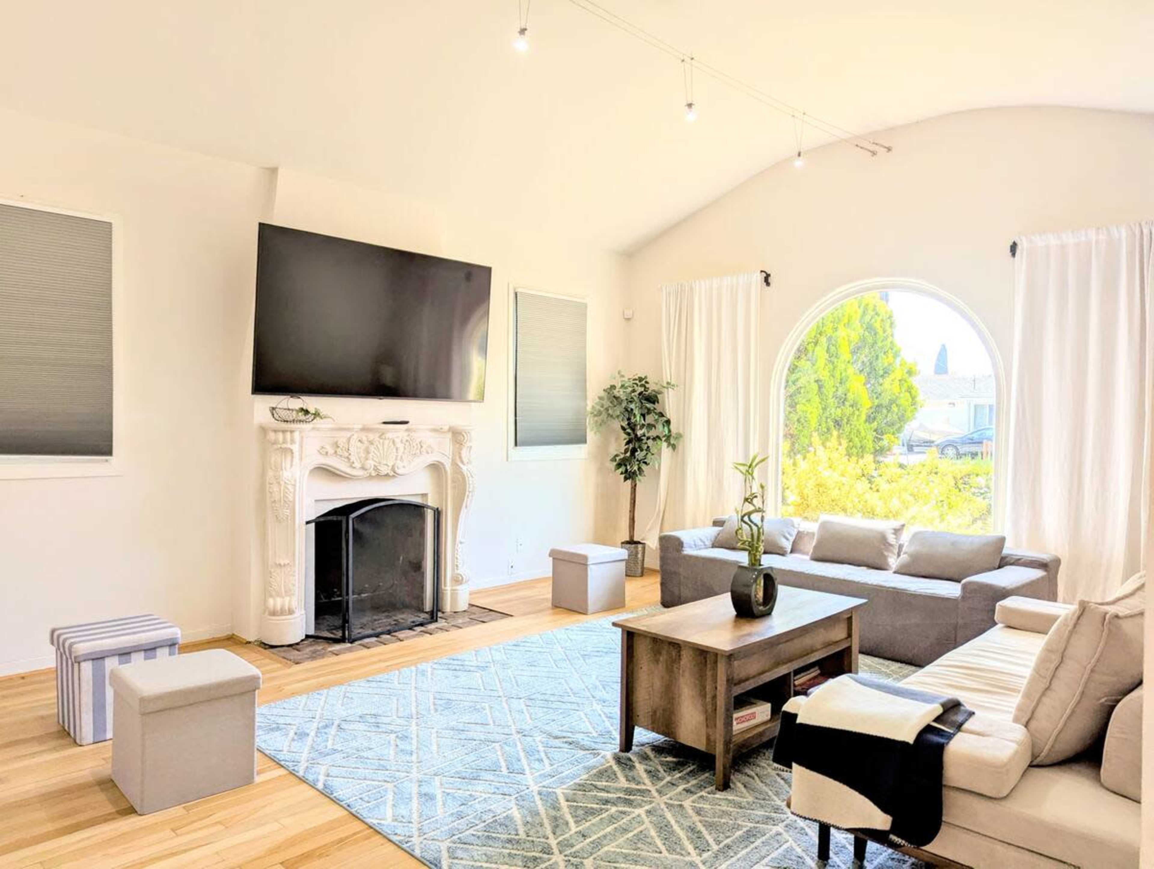 Modern Working Living Room Image in Central San Jose, San Jose, CA