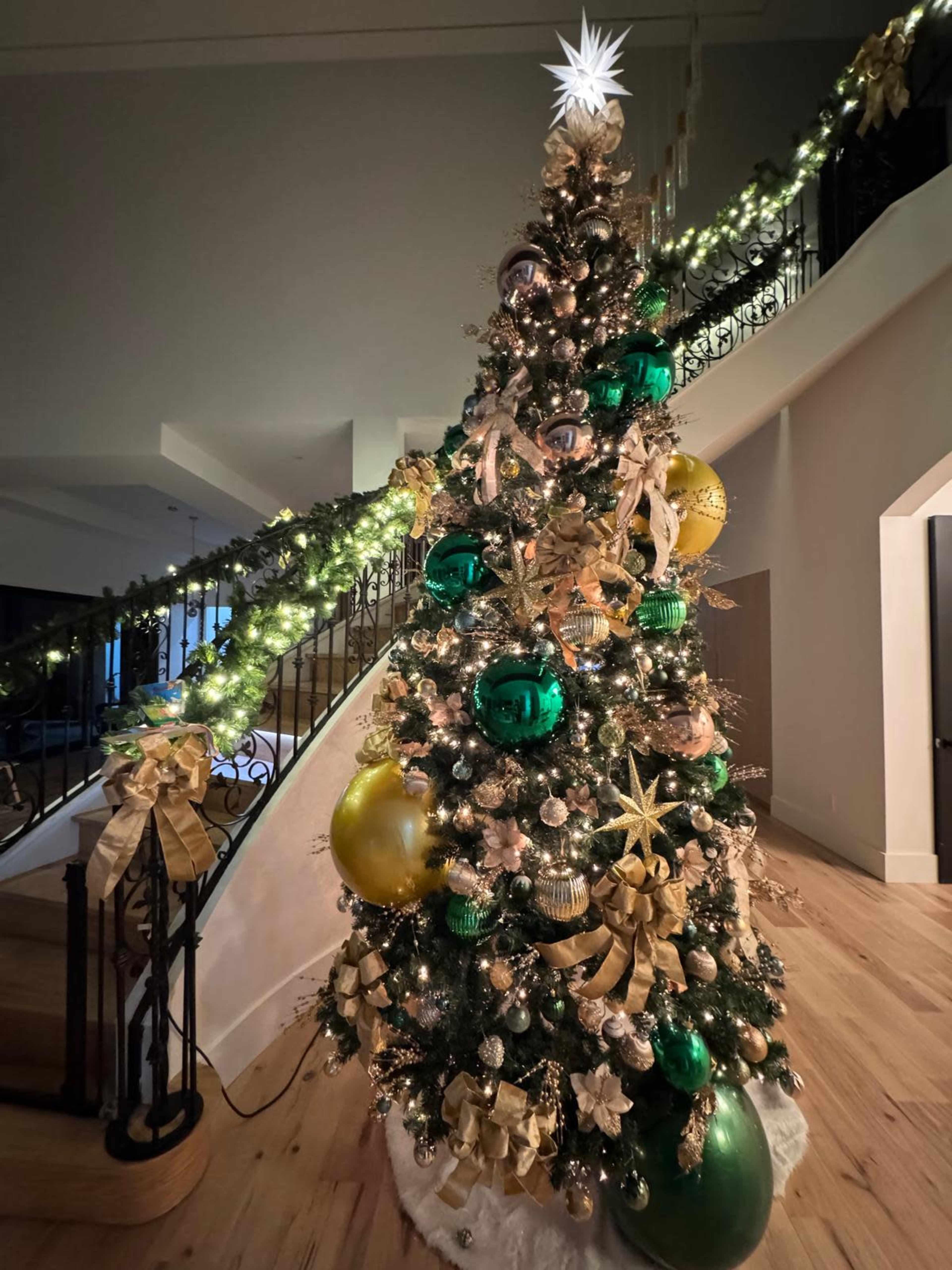📸Capture the Holidays: Stylish Space with Decorated Tree🎥 Image in South Fulton, Atlanta, GA