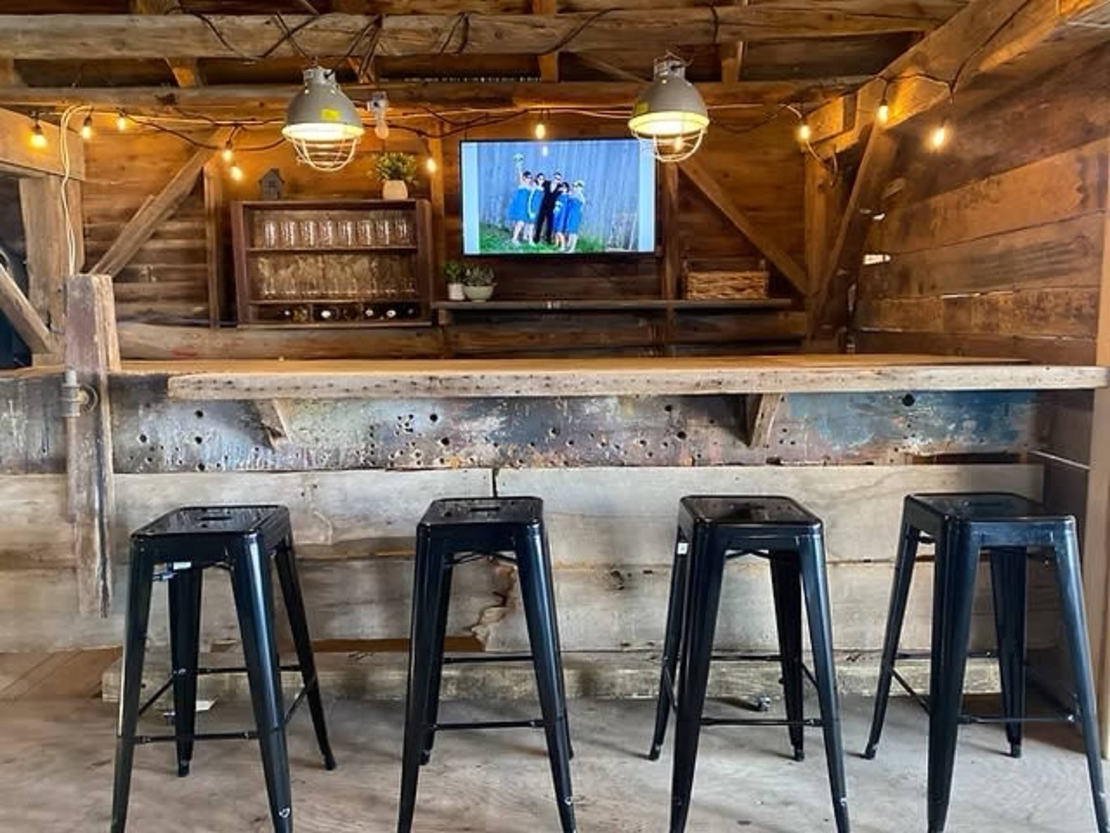 Charming Rustic Small Barn Event Space for Intimate Gatherings – Up to 30 Guests Image in Kawartha Lakes, Woodville, ON