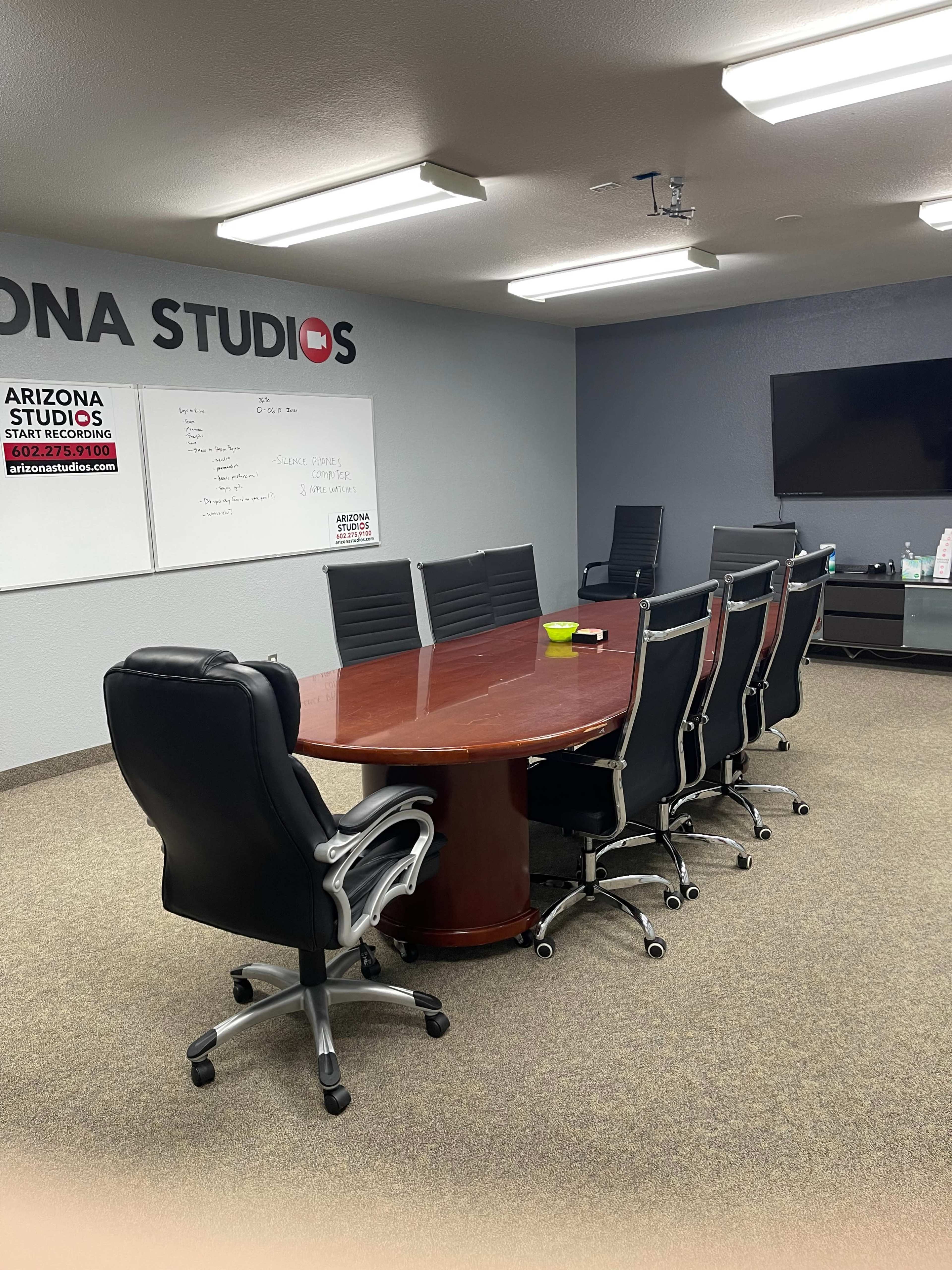 4,000 sqft Professional Video Studio with White Screen & White Cycloramic Screen. Image in Camelback East Village, Phoenix, AZ