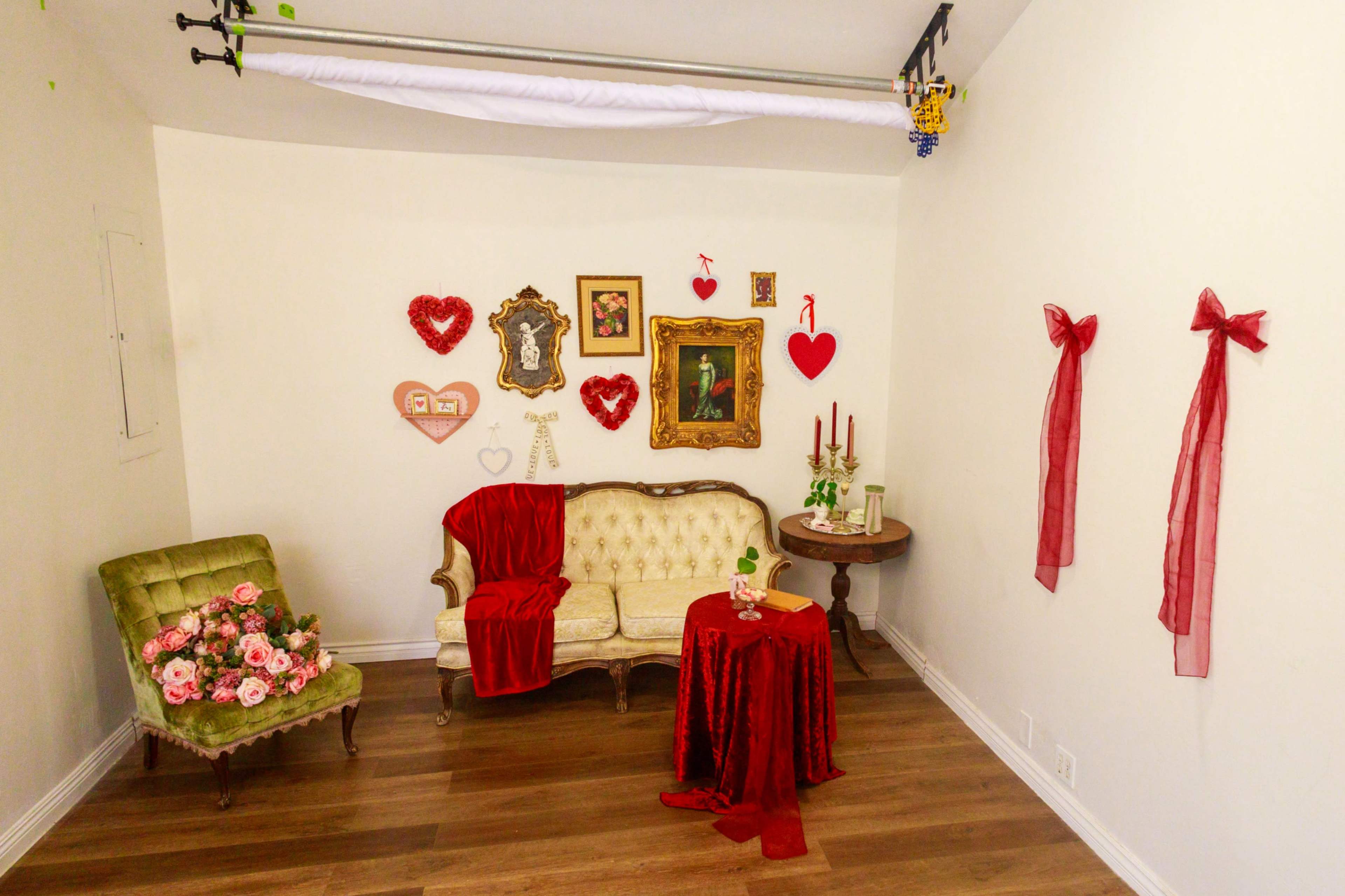 Vintage studio with bay window for natural light Image in Old Stine, Bakersfield, CA