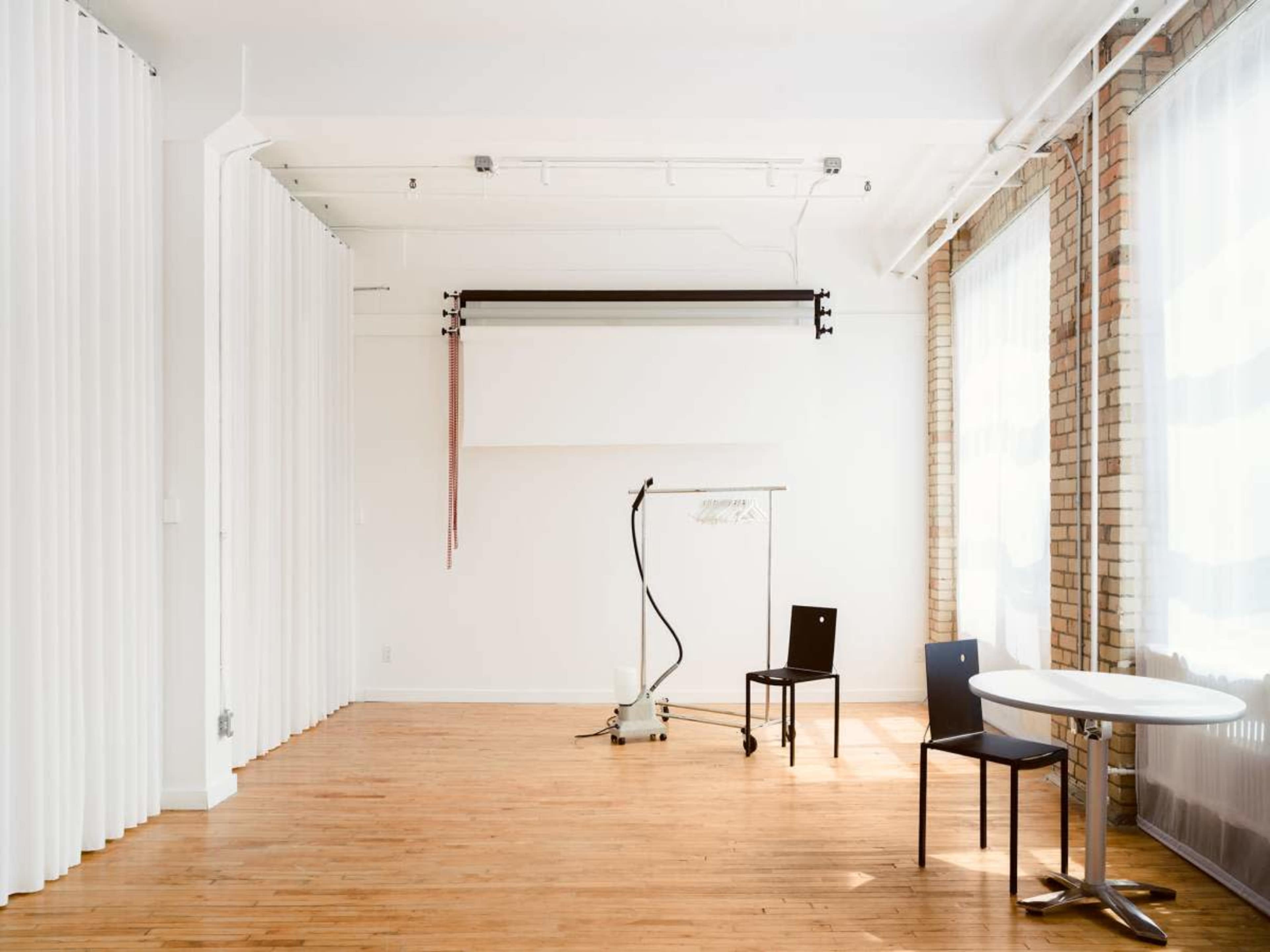 Downtown Studio with kitchen. Large south facing windows Image in Kensington-Chinatown, Toronto, ON