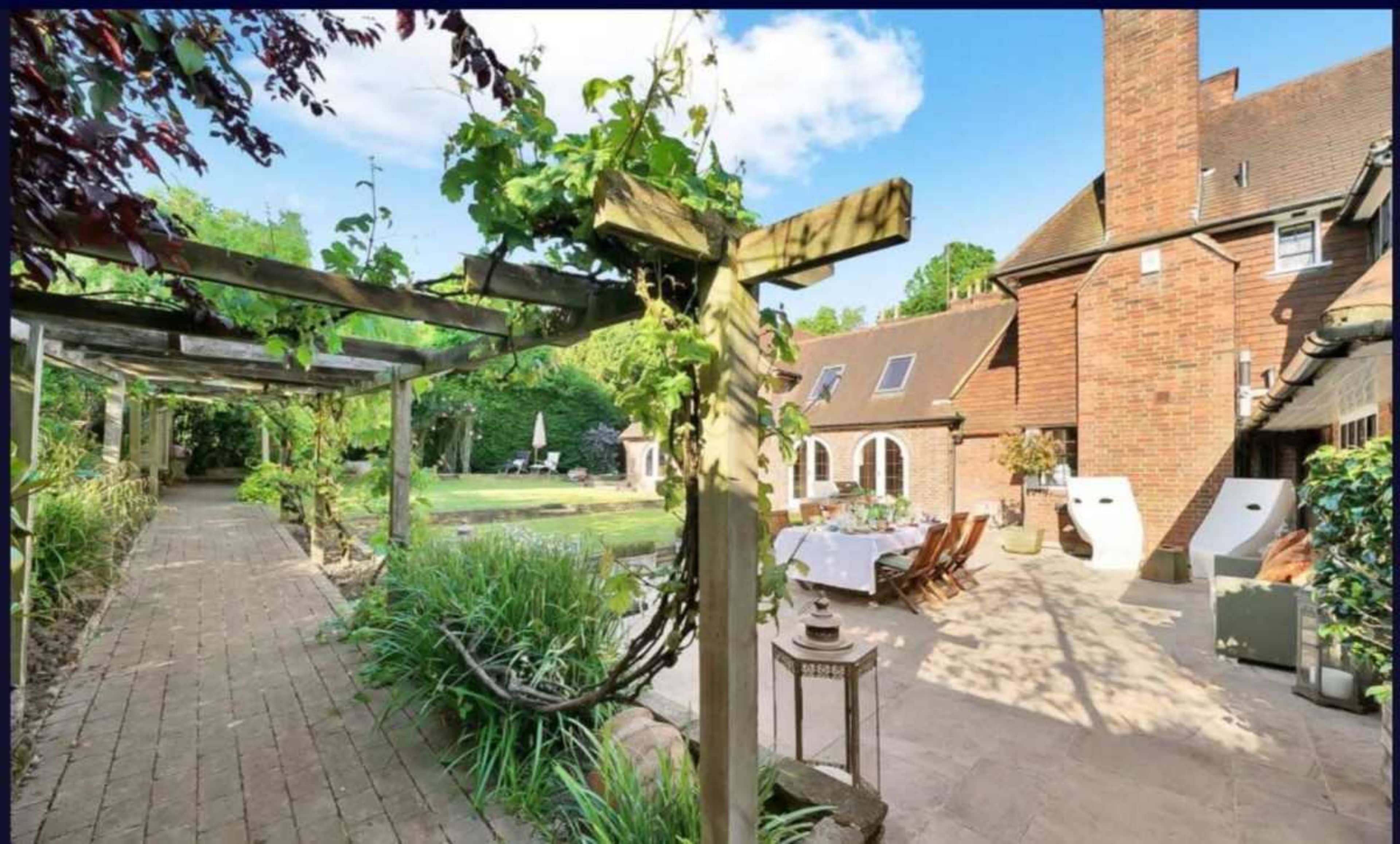 Beautiful and Aesthetic Mansion, with Large Outdoor Front and Back Gardens. Located in Harrow on the Hill. Image in Harrow, London, ENG