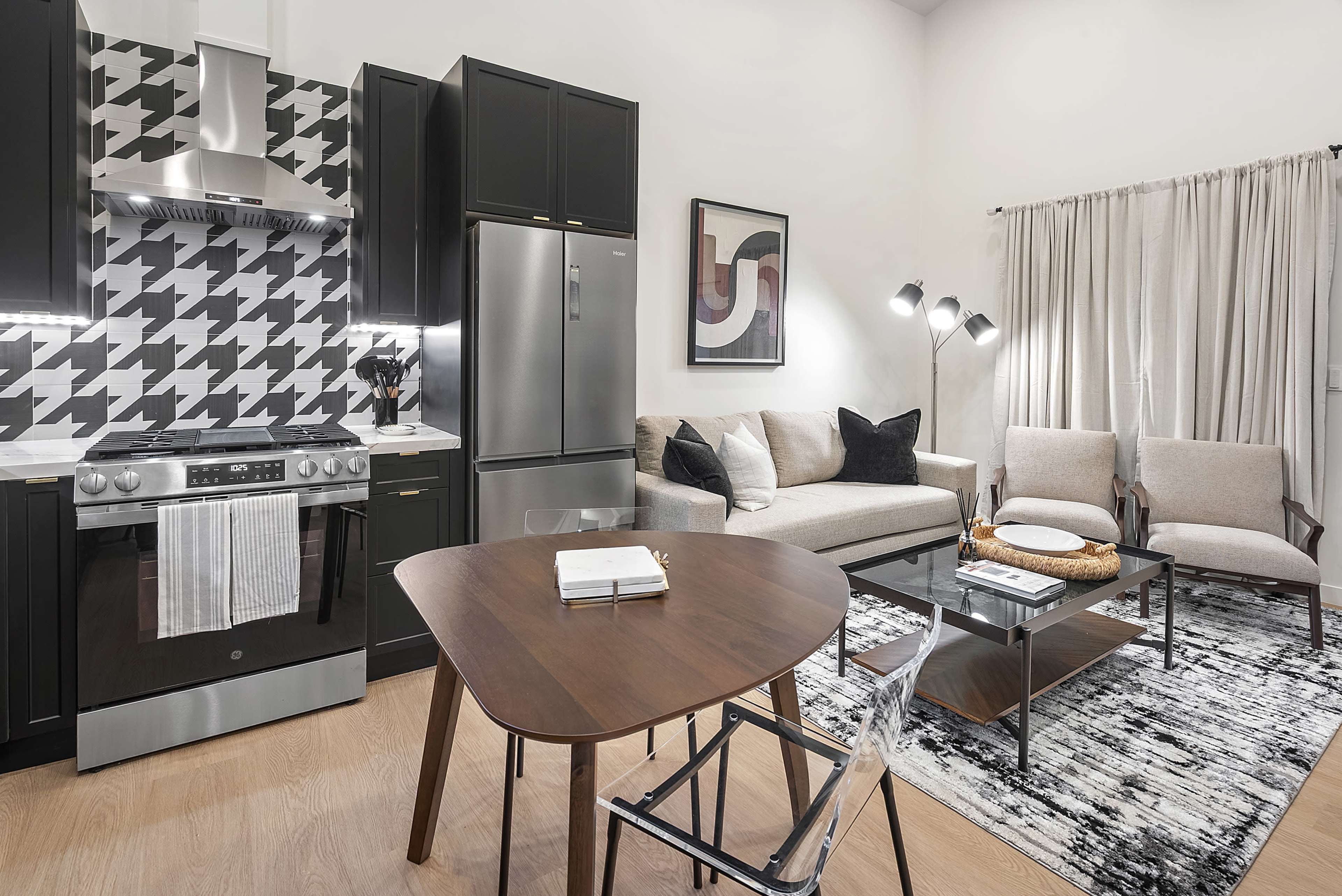 Midcity Luxury Guesthouse with 14 ft Ceilings, Gated Parking, Custom Lighting. Easy Load-In Image in Jefferson Park, Los Angeles, CA