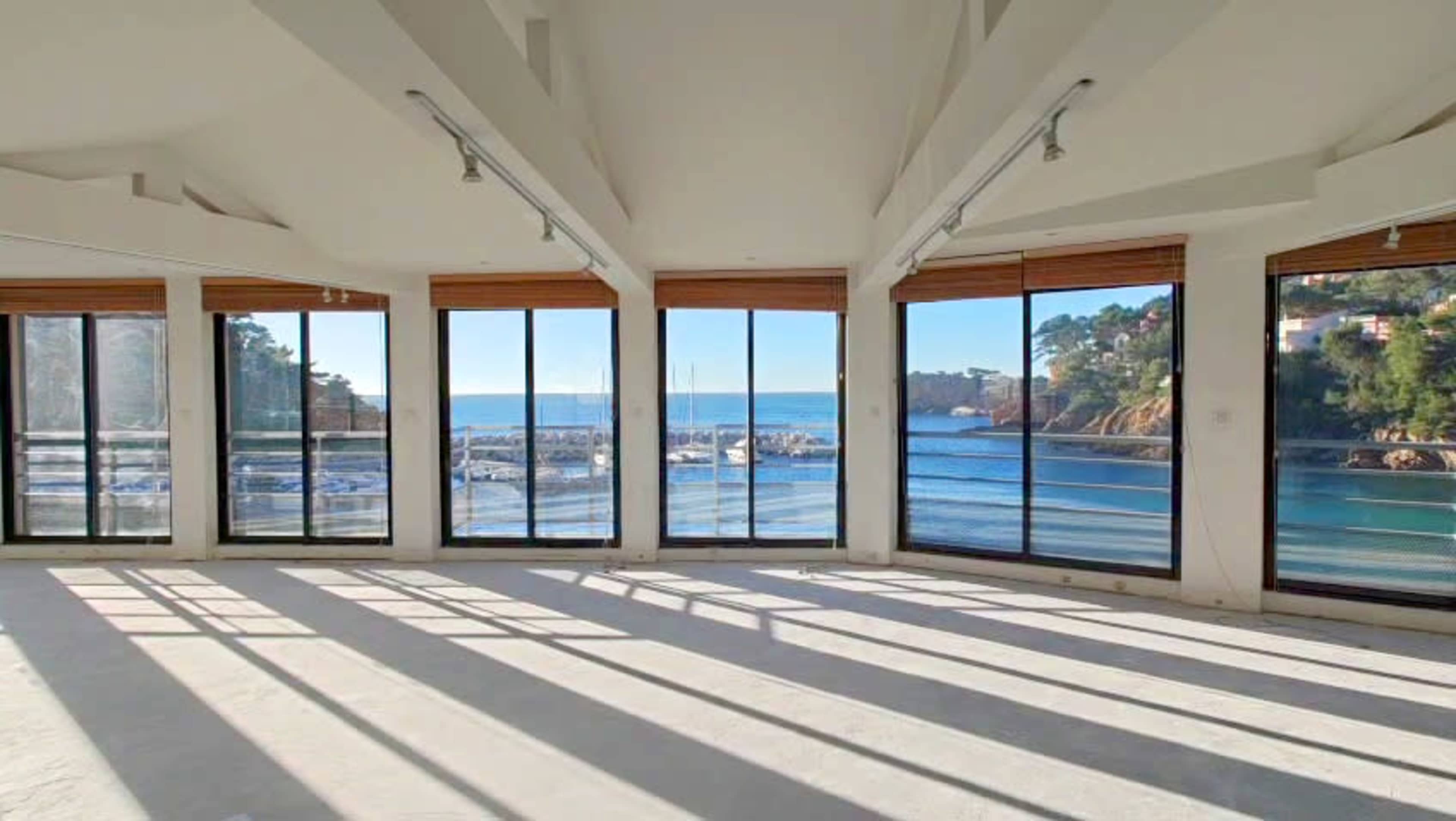 Lieu lumineux en bord de mer, avec vue panoramique sur la calanque Image in , Ensues la Redonne