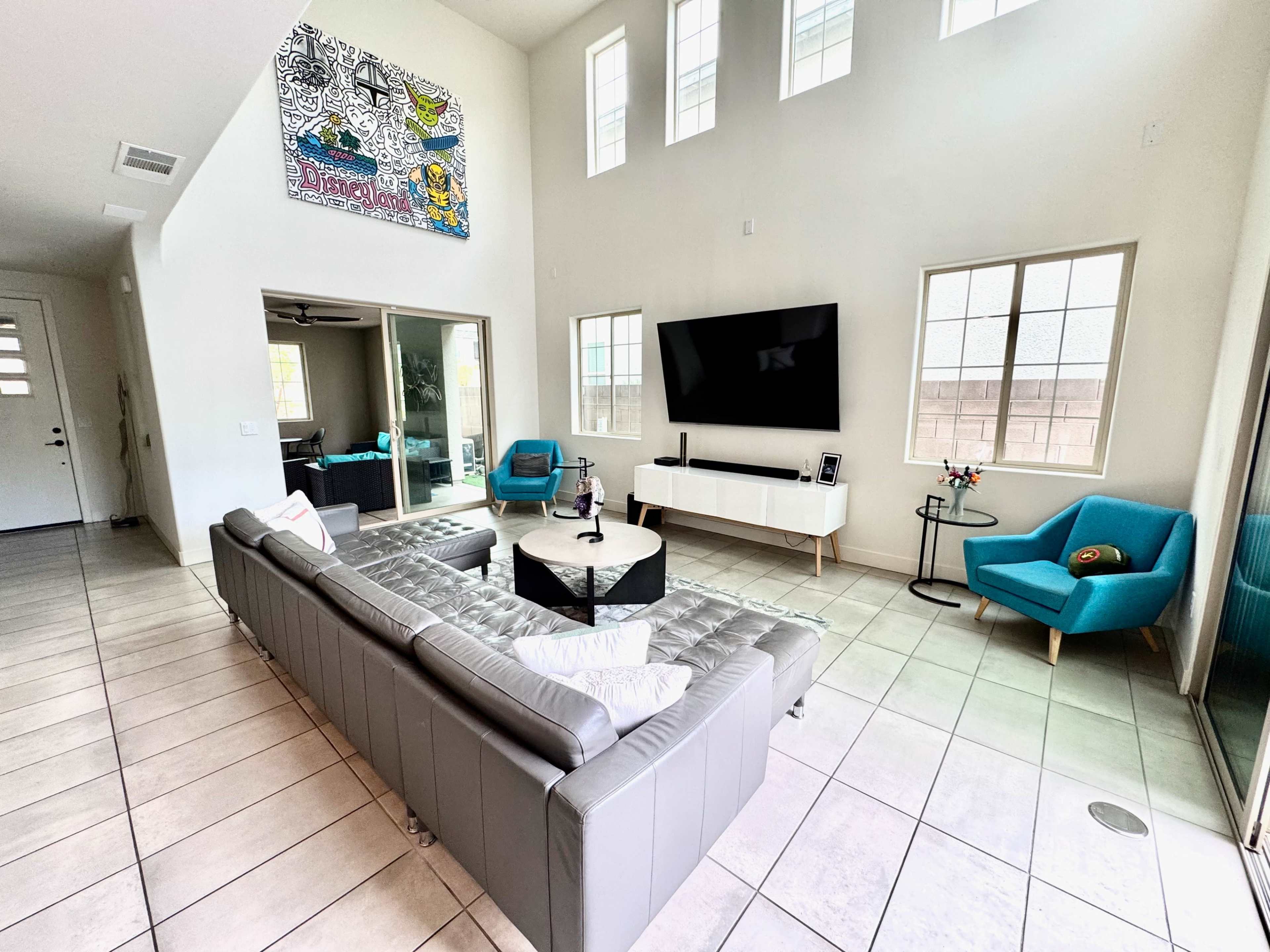 Contemporary Mid-Century Suburban House w/ Indoor-Outdoor Flow & Designer Pool Image in MacDonald Ranch, Henderson, NV