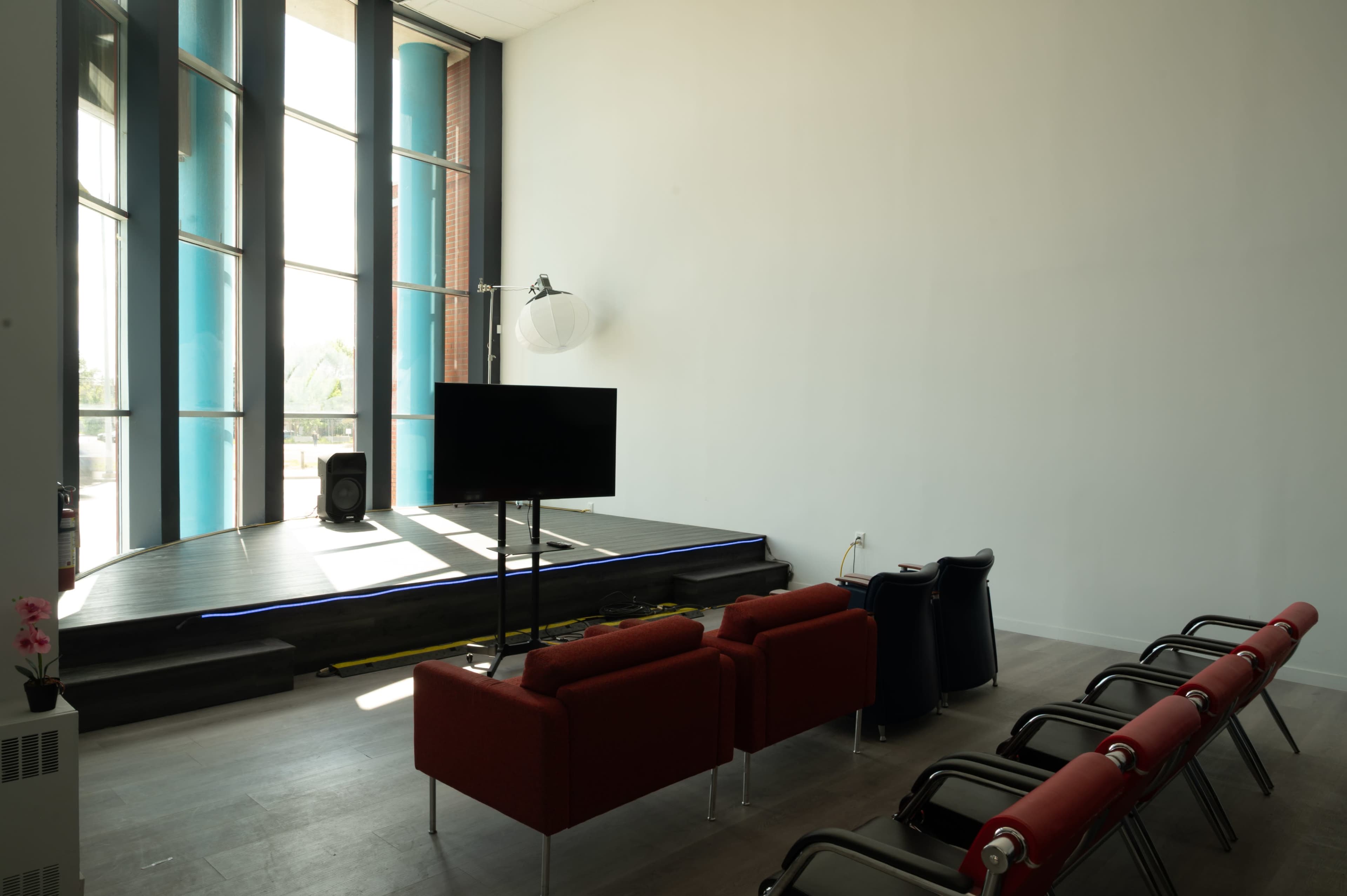 21 ft high ceiling Photo/Video Studio on Centre Street Image in Northwest Calgary, Calgary, AB